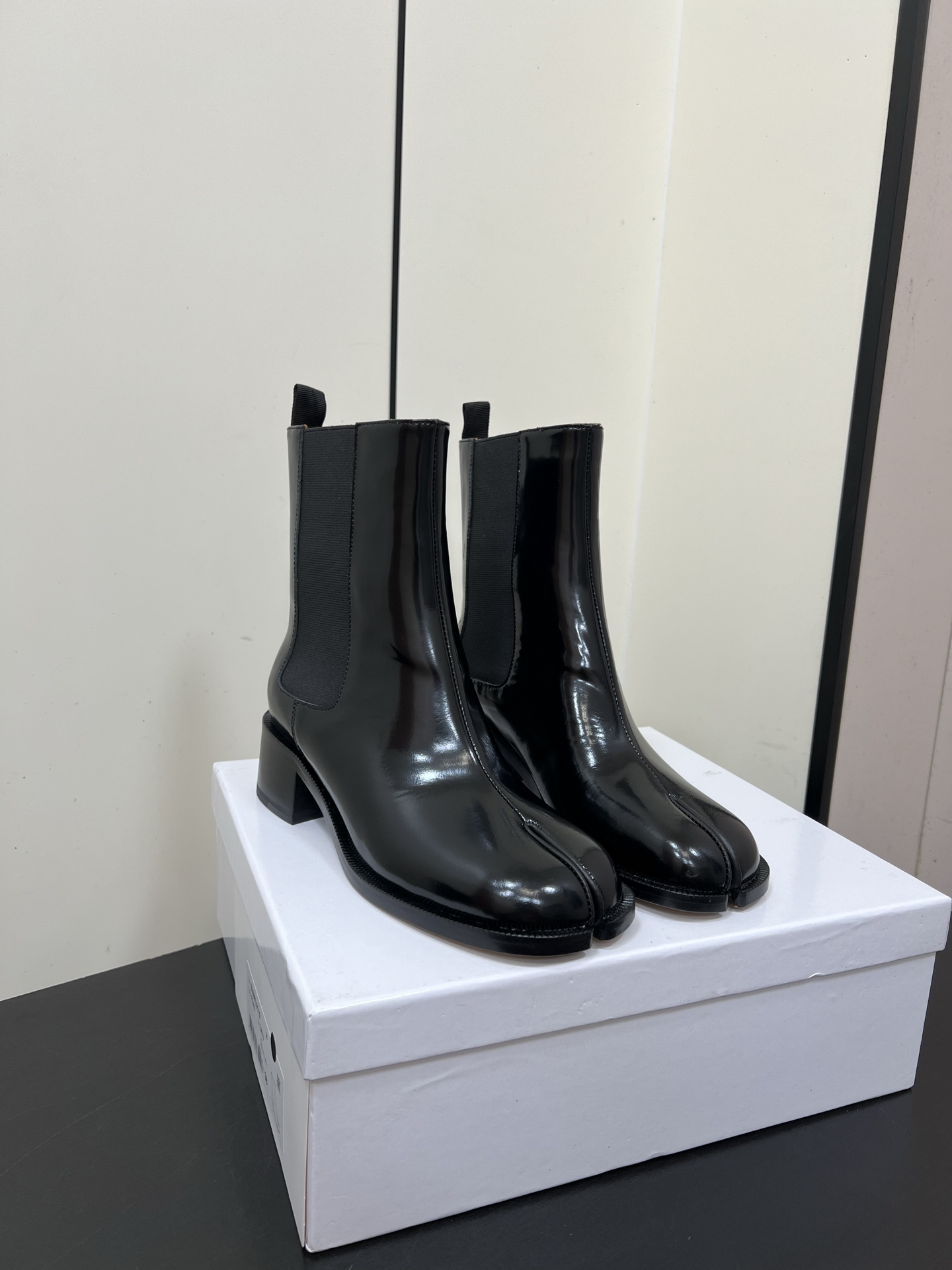 NO:498857,Maison Margiela Tabi toe boots mm6 classic Chelsea short boots, basic entry-level items for fashionable style. It is easy to wear and not picky on the feet, match casually, and the tone is full. Open-edge beaded cowhide/calf leather upper, cowhide inner lining, cowhide sole heel height 5cm top 35-41 (40.41 custom-made without return), boots, masion margiela, boots, cowhide19860909MaisonMargiela Tabi分趾靴 mm6经典切尔西 短靴,时髦精的基础入门单品 好穿不挑脚,随意搭配,调性拉满 开边珠牛皮/小牛皮鞋面,牛皮内里,牛皮底 跟高5cm 顶级 35-41（40.41定制不退换）,靴子,masion margiela,boots,cowhide,Women's Shoes