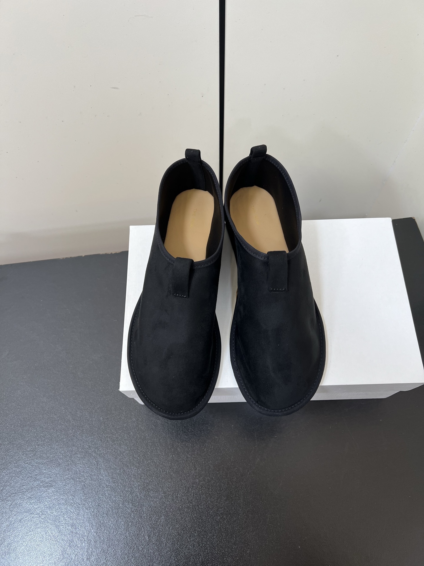 NO:498807,The row's new neutral retro simple loafers. The round toe design ensures comfort for long-term wear. Whether it is matched with casual wear or formal occasions, it can add a touch of elegance and chic to your look. It brings you a fashionable sweetness. Whether it is walking or partying, it is your perfect partner. Imported lycra overlying silk footbed sheepskin Size: 35-40 (40 custom made without return or exchange), loafers, loafers, sheepskin, real silk19860909The row新品中性复古简约乐福鞋 圆头设计确保长时间穿着的舒适性,无论是搭配休闲装还是正式场合,它都能为你的造型增添一丝优雅与别致.为你带来时尚的甜美感.无论是步行还是聚会,它都是你的完美搭档. 鞋面进口莱卡覆合真丝 垫脚羊皮 码数:35-40（40定做不退换）,乐福鞋,loafers,sheepskin,real silk,Women's Shoes