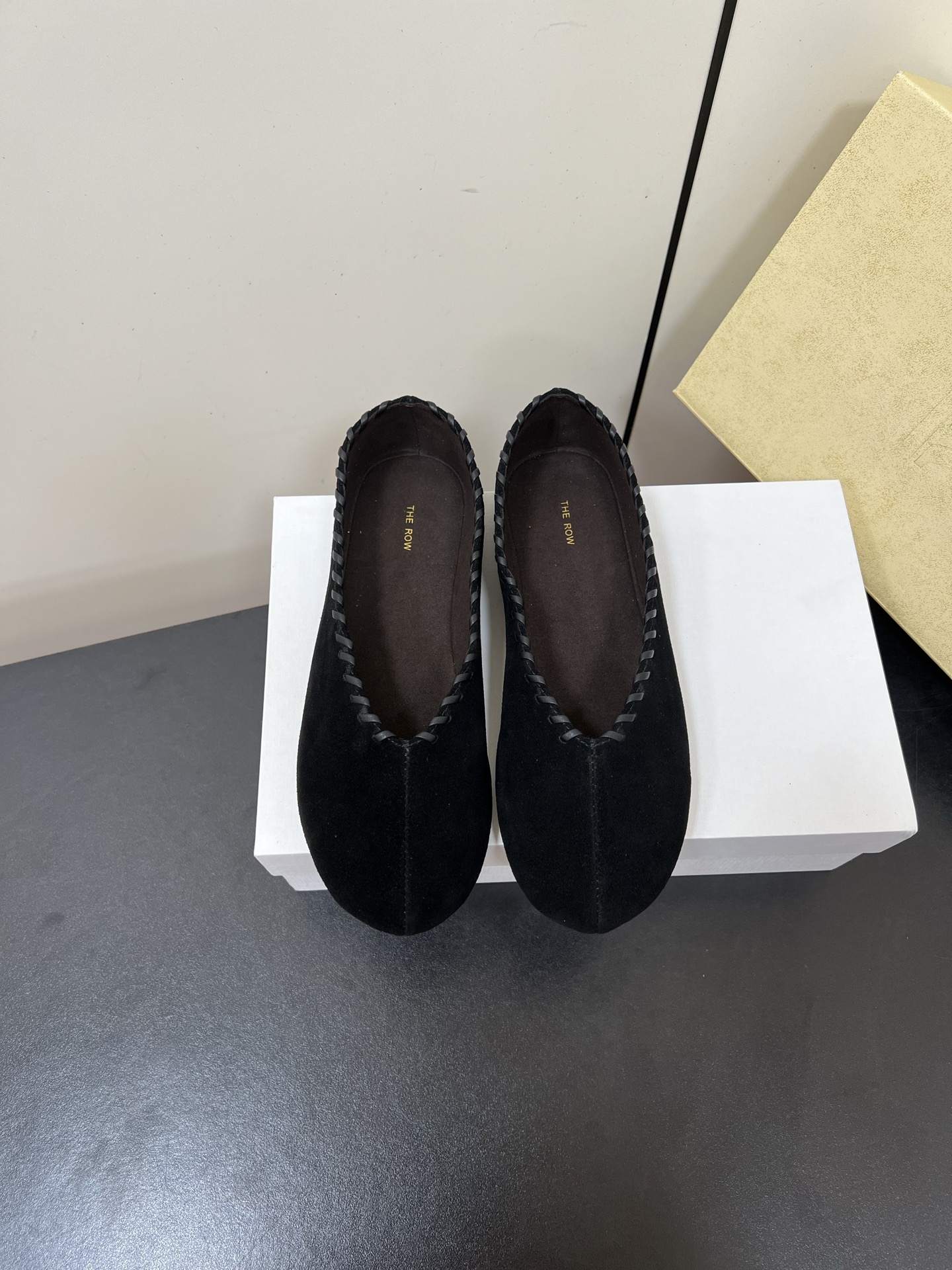 NO:498815,therow 2025 new matte reverse velvet loafers, one foot to open the casual daily life The Row latest minimalist style reverse velvet loafers, simple shoe shape, smooth lines, low-key luxury, reverse velvet material, delicate texture, gentle touch, no need for cumbersome lace-up, walk just by lifting your foot, easy to grasp the lazy atmosphere, perfect adaptation, instantly improve the overall style of outfit size35-40 (40 customization, no return and exchange), loafers, loafers19860909therow 2025新品磨砂反绒皮乐福鞋 一脚蹬开启随性日常 The Row最新极简风反绒皮乐福鞋 简约鞋型 流畅线条 诠释低调奢华 反绒皮材质 细腻质感 触感温柔 无需繁琐系带 抬脚即走 轻松拿捏慵懒氛围 完美适配 瞬间提升整体穿搭格调 size35-40（40定制不退换）,乐福鞋,loafers,Women's Shoes