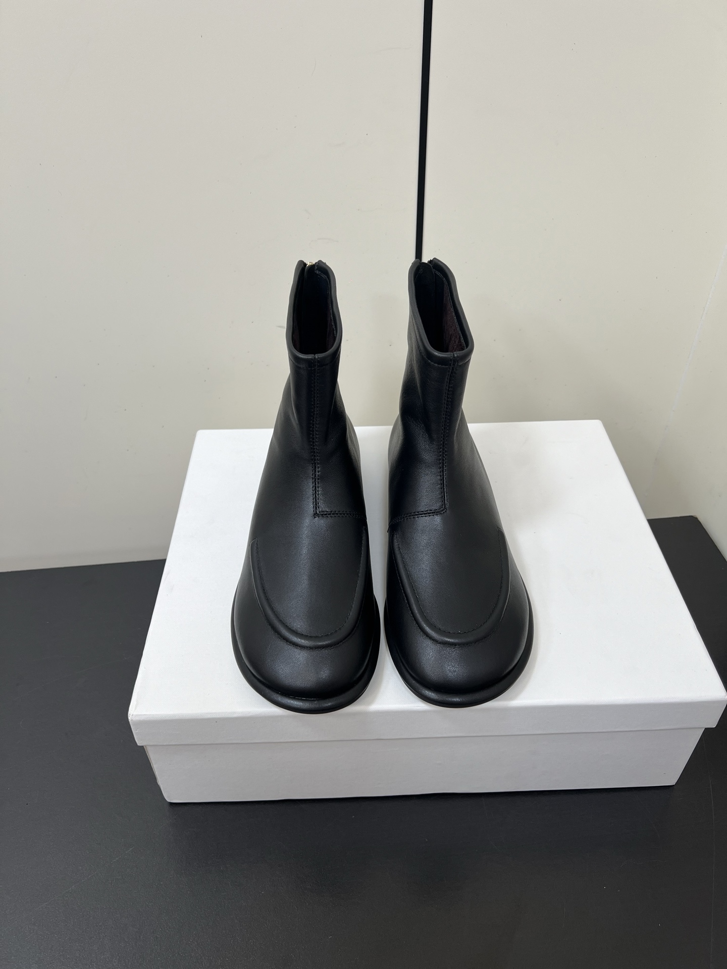 NO:483107,TheRow classic retro round-toe flat boots outline the sense of silence in a minimalist posture and become a tacit understanding for those who understand the texture. The round-toe design is a gentle footnote and is suitable for every foot type. The boots are neatly wrapped around the ankles. The lines extend from the toe to the boot mouth. There is no unnecessary decoration but with a sculptural outline. This is the iconic aesthetic of The Row. It is the 'universal match' in the wardrobe. The fabric is made of original custom leather. The inner foot pads are all lambskin. The original mold-open custom anti-slip sole. The size 35/41 (40.41 custom-made without return or replacement), boots, boots, sheepskin.19860909TheRow经典复古圆头平底短靴 以极简之姿勾勒出静默的高级感 成为懂质感者的足下默契. 圆头设计是温柔的注脚 适合每种脚型 短靴筒利落包裹脚踝 线条从鞋头延伸至靴口 没有多余装饰却自带雕塑般的轮廓感—— 这正是The Row的标志性美学 它是衣橱里的“万能搭” 面料采用原版定制皮料 内里垫脚均为小羊皮 原版开模定制防滑大底 码数35/41（40.41定做不退不换）,靴子,boots,sheepskin,Women's Shoes