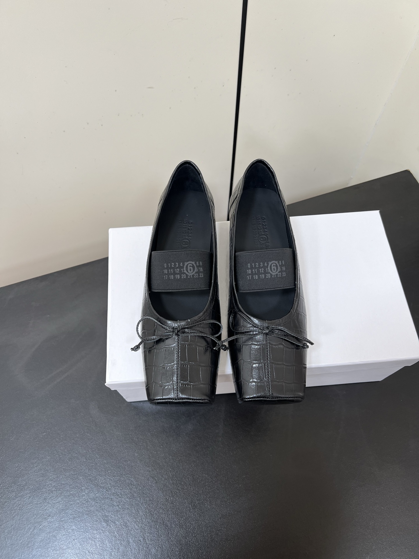 NO:483071,MM6 Maison Magical, the latest super ballet pig nose shoes, needless to say, will definitely be very comfortable. The silhouette The unique crocodile pattern leather and the collage of contrasting materials are MM6 Maison Magical, which is worth looking forward to. This ballet shoes use very textured crocodile pattern leather/square head elegance and logo elastic band. It is absolutely amazing. Size: 35-3940 Custom made without return and exchange. It is equipped with original consistent packaging, ballet shoes, masion margiela, masion margiela19860909秋冬新品MM6马吉拉最近超级的芭蕾舞猪鼻子鞋 舒适度不用说 肯定会很舒服的 廓形 独具匠心的鳄鱼纹皮料和对比材质的拼贴均是 MM6 Maison Magical,值得期待的特色 这款芭蕾舞鞋采用很有质感的鳄鱼纹皮料/方头的雅致和logo松紧带 简直绝绝子了 码数:35-3940定做不退换 配原版一致包装,芭蕾舞鞋,masion margiela,masion margiela,Women's Shoes