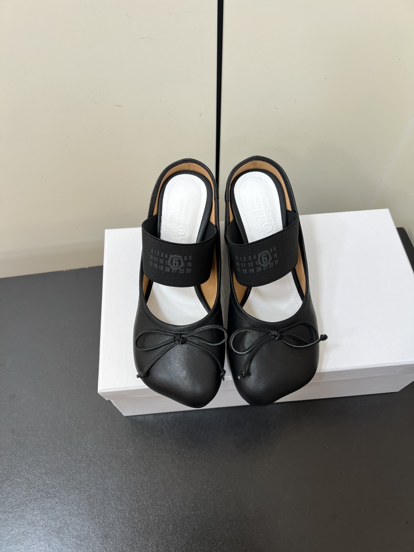 NO:483091,The same style of Jennie Maison Marginala MM6 Maison Marginala thick heel apple-toe high heel semi-wheeled mules. Magila designer is so talented. Using thick heels as design element to create shoes. Single shoes are capable and exquisite. Semi-wheeled with short skirt. Sexy and personalized. Fabric cowhide inner cowhide original molded heel. Imported genuine leather soles from Italy. Heel: 7cm. Size: 35-40 (40. Custom made no return or exchange), ballet shoes, masion margiela, masion margiela, skirts, cowhide, Leather soles19860909Jennie同款Maison Marginala MM6马吉拉粗跟苹果头高跟半拖穆勒鞋 马吉拉设计师太有才了 采用粗跟作为设计元素打造鞋品 单鞋干练精致 半拖搭配短裙 性感个性 面料牛皮 内里牛皮 原版开模鞋跟 意大利进口真皮大底 鞋跟: 7cm 码数:35-40（40.订做不退不换）,芭蕾舞鞋,masion margiela,masion margiela,skirts,cowhide,Leather soles,Women's Shoes