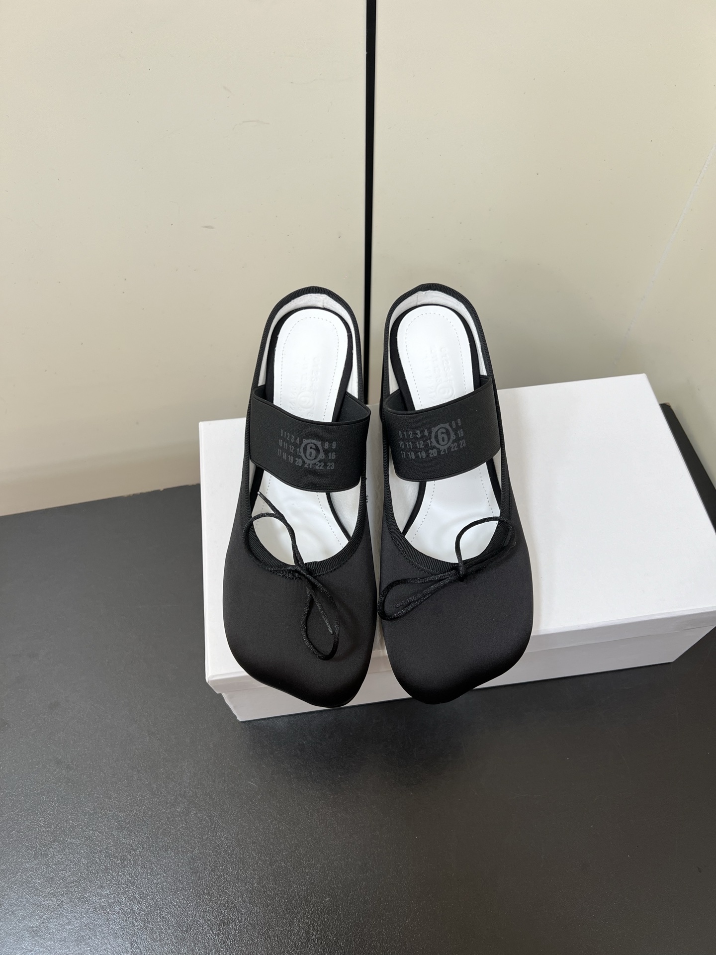 NO:483099,The same style of Jennie Maison Marginala MM6 Maison Marginala MM6 Maison high-heeled semi-wheeled mules. Magila designer is so talented. Maison Marginala uses thick heels as design element to create shoes. Single shoes are capable and exquisite. Semi-wheeled paired with short skirt. Sexy and personalized. Fabric silk. Neribri. Original molded heel. Imported leather soles from Italy. Heel: 7cm. Size: 35-40 (40. Custom made no return or exchange), ballet shoes, masion margiela, masion margiela, skirts, Leather soles19860909Jennie同款Maison Marginala MM6马吉拉粗跟苹果头高跟半拖穆勒鞋 马吉拉设计师太有才了 采用粗跟作为设计元素打造鞋品 单鞋干练精致 半拖搭配短裙 性感个性 面料丝绸 内里布里 原版开模鞋跟 意大利进口真皮大底 鞋跟: 7cm 码数:35-40（40.订做不退不换）,芭蕾舞鞋,masion margiela,masion margiela,skirts,Leather soles,Women's Shoes