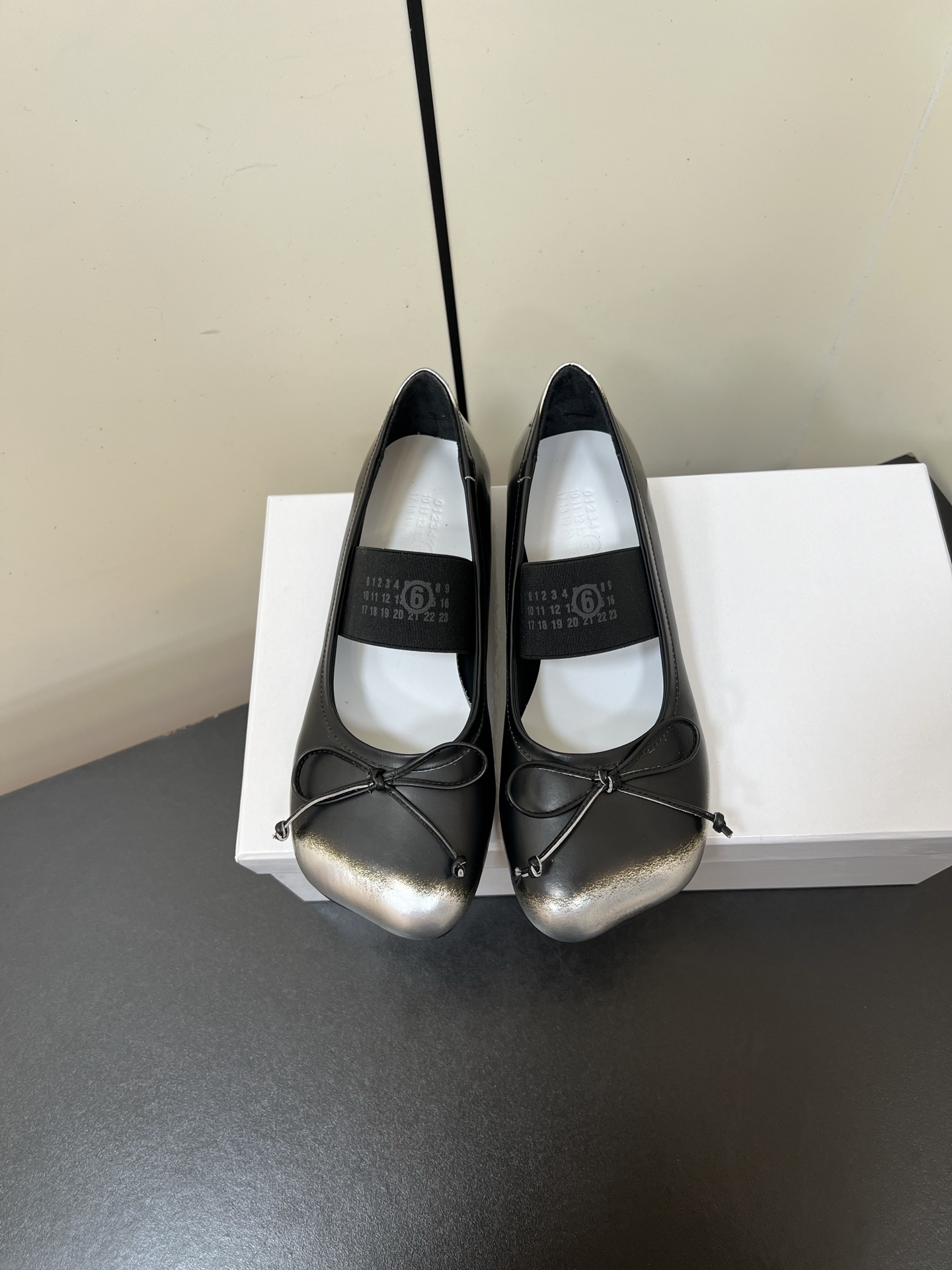 NO:483076,Maison Marginala MM6 early spring new apple-toe ballet shoes single shoes Maison Marginala designer is so talented. Irregular apple-toe design elements create shoes. Single shoes are capable and exquisite. Semi-torn paired with short skirt. Sexy and personalized. Custom fabric metal polished leather inner cowhide. Original molded heel. Imported genuine leather soles from Italy. Heel: 1cm. Size: 35-40 (40 custom made without return or replacement), ballet shoes, masion margiela,masion margiela,skirts,cowhide,Leather soles19860909Maison Marginala MM6初春新品苹果头芭蕾舞鞋单鞋 马吉拉设计师太有才了 不规则苹果头设计元素打造鞋品 单鞋干练精致 半拖搭配短裙 性感个性 面料定制金属擦色皮 内里牛皮 原版开模鞋跟 意大利进口真皮大底 鞋跟: 1cm 码数:35-40（40订做不退不换）,芭蕾舞鞋,masion margiela,masion margiela,skirts,cowhide,Leather soles,Women's Shoes