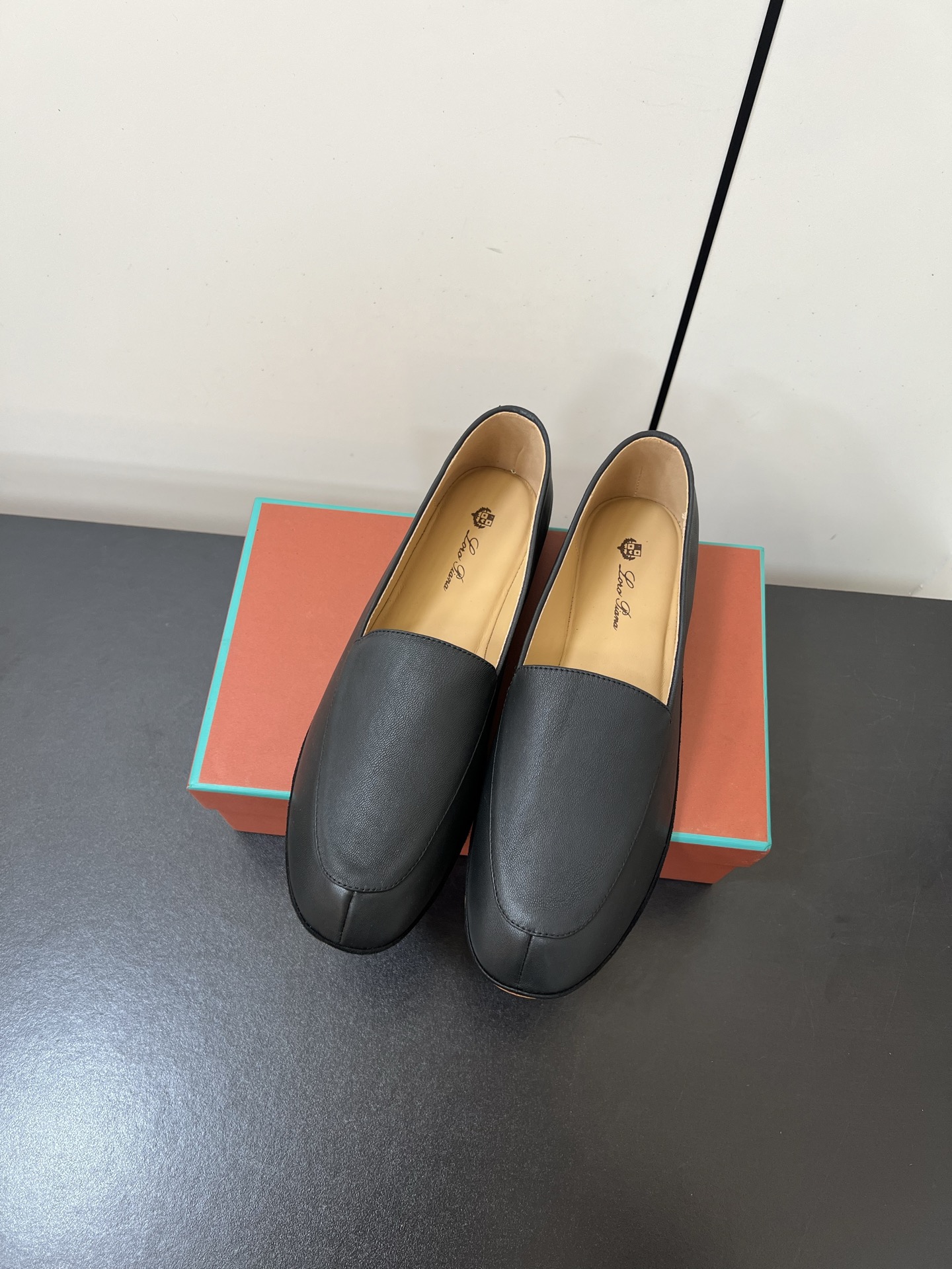 NO:498855,Men's top Loro Piana classic popular lp couple loafers. It turns out that this is the legendary casual shoes that won't be tired even if you walk 20,000 steps. This pair of casual shoes are grasped by the appearance and feel of the feet. Once you walk on your feet, you will be completely lost. The minimalist design is eye-catching and attractive, and the outfit is a plus for the outfit. The soft foot feel is outstanding, and it won't be polished. It's nice to match it with soft and glutinous soles. It's not tiring to wear it for a long time. Who can refuse a pair of versatile and beautiful loafers?  It’s simply too elegant, and you have both the feel and texture of your feet. The key is to make your legs look longer and not tired. The main one is just right!  Imported sheepskin, inner cowhide, large sole, size for women, size for women, no return or replacement (40.41 customization, no return or replacement) Men's size for men, 39-45 (45 customization, no return or replacement), loro shoes, loro piana, loro piana, loafers, cowhide, sheepskin19860909男款顶级Loro Piana经典爆款lp情侣乐福鞋一脚蹬小皮鞋. 原来这就是传说走两万步都不会累脚的休闲鞋这双把颜值和脚感都拿捏住了,上脚一走就会被彻底沦陷～极简的设计吸睛耐看,穿搭加分项呀 软乎乎的脚感质感出众,不会磨脚就很nice搭配软软糯糯的鞋底,日常通行久穿不累哦 谁能拒绝得了一双百搭又好看的乐福鞋呢？简直不要太气质,脚感和质感都拿捏,关键是显腿长不累脚,主打的就是一个刚刚好！ 材质进口羊皮 内里牛皮 大底真皮鞋底 码数女码35-41(40.41定制不退不换) 男码39-45（45定制不退不换）,乐福鞋,loro piana,loro piana,loafers,cowhide,sheepskin,Women's Shoes