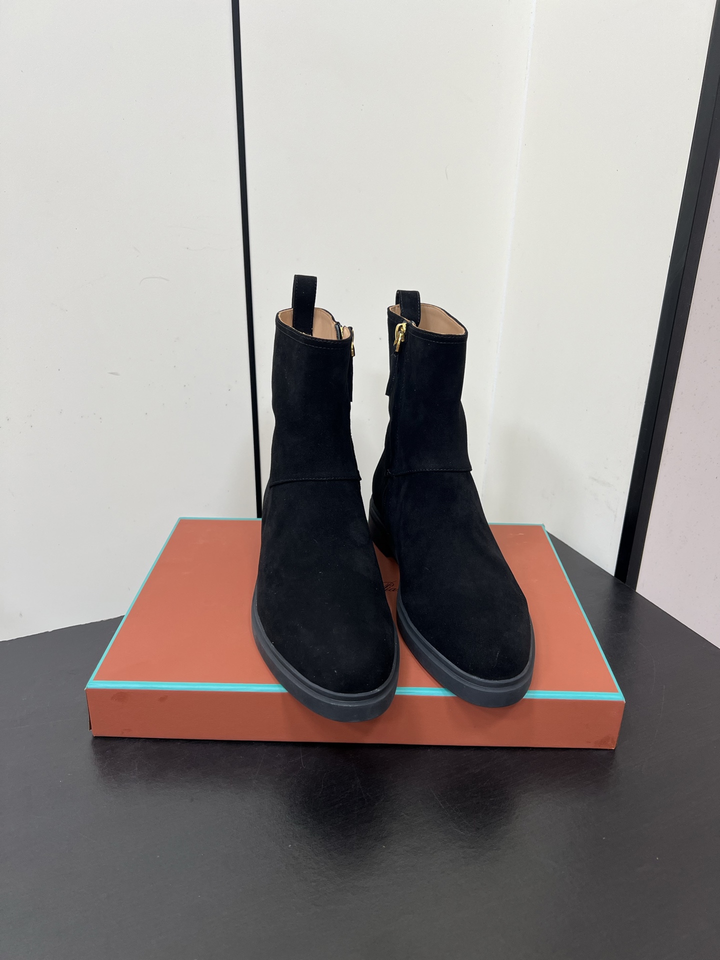 NO:498835,Loro Piana25s spring and summer new style, minimalist retro side zipper flat boots, a very minimalist retro style, the upper is a simple matte cowhide surface, only pure cowhide texture, only the boot barrel has a gold ring, and the side zipper is more invisible and more convenient to put on and take off!  The inner lining is also made of a ox lining, which is wear-resistant and easy to wear. The overall boot is relatively short, so the overall weight is super light!  Rubber outsole is softer and easier to walk~ Material reverse velvet leather inner ox lining outsole rubber outsole shoe size 35-39/40 41 customized non-return and exchange, boots, loro piana, boots, cowhide19860909Loro Piana25s春夏新款 极简复古侧拉链平底短靴 非常极简复古的款式,鞋面整体就是哑光牛皮面的简单制作,只有纯粹的牛皮质感,唯有靴筒上多了圆环金色,侧面拉链更隐形也更方便穿脱！内里也是采用牛里制作,耐磨又好穿～整体靴筒比较短,所以整体重量超级轻便！橡胶大底更柔软好走哦～ 材质反绒皮 内里牛里 大底橡胶大底 鞋码35-39/40 41定制不退换,靴子,loro piana,boots,cowhide,Women's Shoes