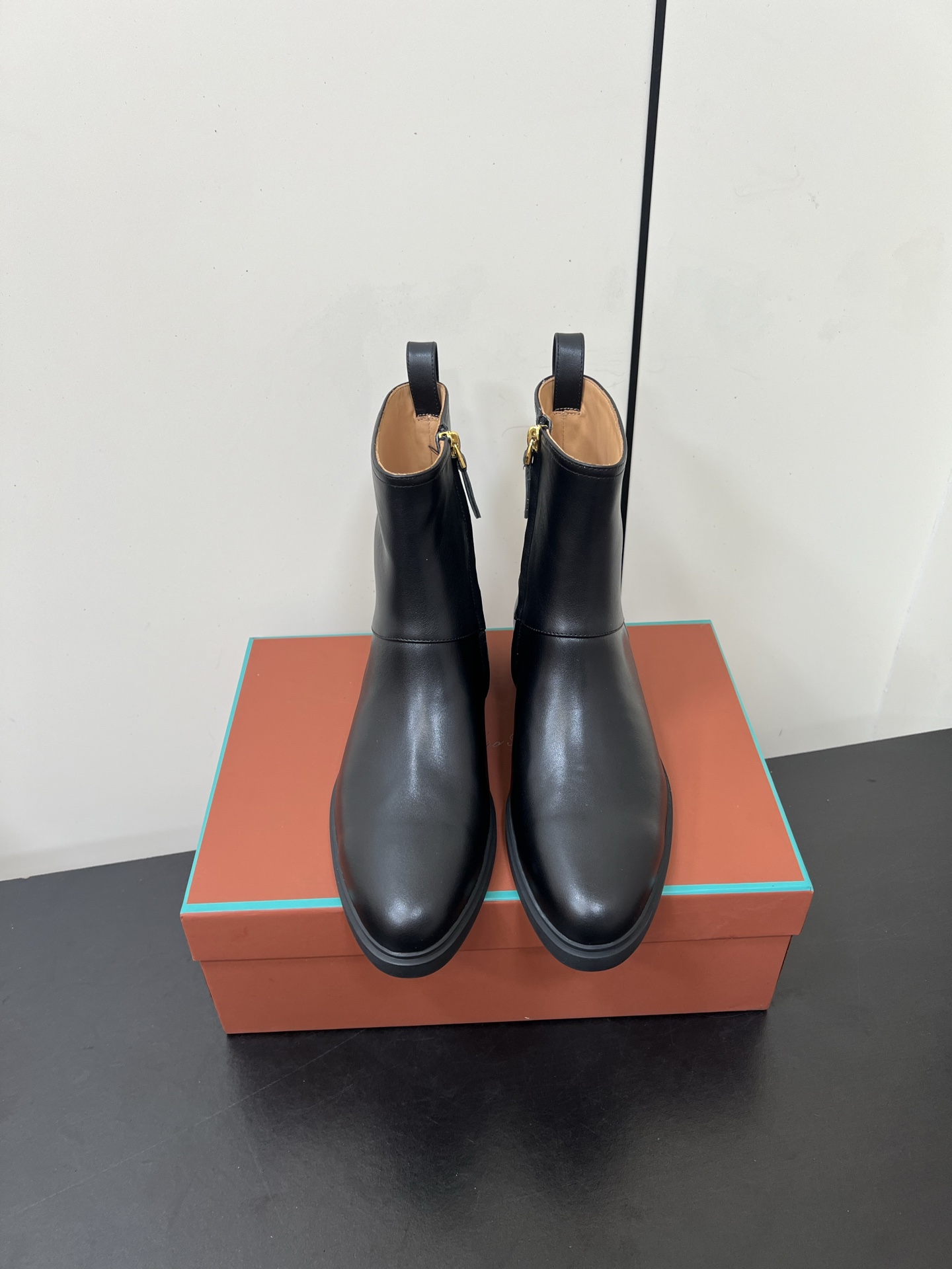 NO:498842,Loro Piana25s spring and summer new style, minimalist retro side zipper flat boots, a very minimalist retro style, the upper is a simple matte cowhide surface, only pure cowhide texture, only the boot barrel has a gold ring, and the side zipper is more invisible and more convenient to put on and take off!  The inner lining is also made of a ox lining, which is wear-resistant and easy to wear. The overall boot is relatively short, so the overall weight is super light!  Rubber outsole is softer and easier to walk~ Material top layer cowhide inner cow lining outsole rubber outsole shoe size 35-39/40 41 Customized non-return and exchange, boots, loro piana, boots, cowhide19860909Loro Piana25s春夏新款 极简复古侧拉链平底短靴 非常极简复古的款式,鞋面整体就是哑光牛皮面的简单制作,只有纯粹的牛皮质感,唯有靴筒上多了圆环金色,侧面拉链更隐形也更方便穿脱！内里也是采用牛里制作,耐磨又好穿～整体靴筒比较短,所以整体重量超级轻便！橡胶大底更柔软好走哦～ 材质头层牛皮 内里牛里 大底橡胶大底 鞋码35-39/40 41定制不退换,靴子,loro piana,boots,cowhide,Women's Shoes