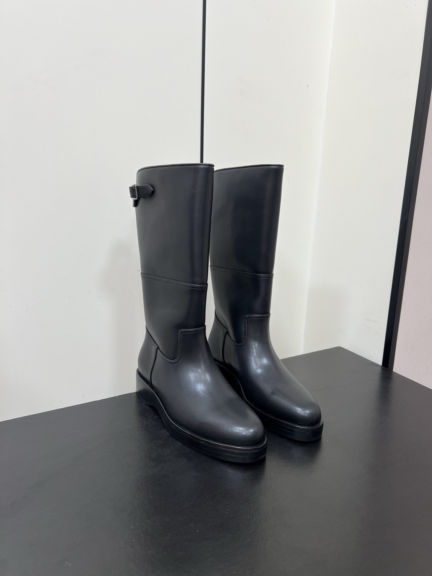 NO:498849,Loro Piana is a top luxury brand in Italy, started with cashmere. It pursues quality and handicrafts, integrating innovative technology with traditional Italian style. This brand has always been low-key, but it is also awesome in luxury goods. The impeccable quality and luxurious material are the pride of the Loro Piana brand. This calf leather leather boot is just one, which is impressive. When you have bought its shoes, many brands of shoes don’t want to wear them anymore. This is the evaluation of people who have worn this shoe. They will not be tired or scratch their feet for a day. This is the demanding requirements for the material, which will give such a beautiful feeling. Material introduction: imported calf leather with soft and textured fabric, inner sheepskin, lightweight, non-slip rubber sole  35-41 (40.41 custom-made non-return and exchange), boots, loro piano, boots, cowhide, sheepskin19860909Loro Piana诺悠翩雅 意大利顶级奢侈品牌,以羊绒起家, 来自意大利的它追求质量和手工,融创新技术与意大利传统风格为一体.这个牌子一直很低调,但是在奢侈品里也是很牛逼的 无可挑剔的品质和奢华的材质是Loro Piana品牌的骄傲,而这款小牛皮面革靴子恰好集两者于一身,令人印象深刻～当你买过它家的鞋子后,很多牌子的鞋子都不想穿了,这是穿过这款鞋的人对其的评价,穿一天不会累脚也不会磨脚,这就是对材质的要求苛刻,才会有这般美好的感觉. 材质介绍 面料柔软有质感的进口小牛皮 内里羊皮 大底轻质防滑橡胶大底 码数35-41（40.41定制不退换）,靴子,loro piana,boots,cowhide,sheepskin,Women's Shoes