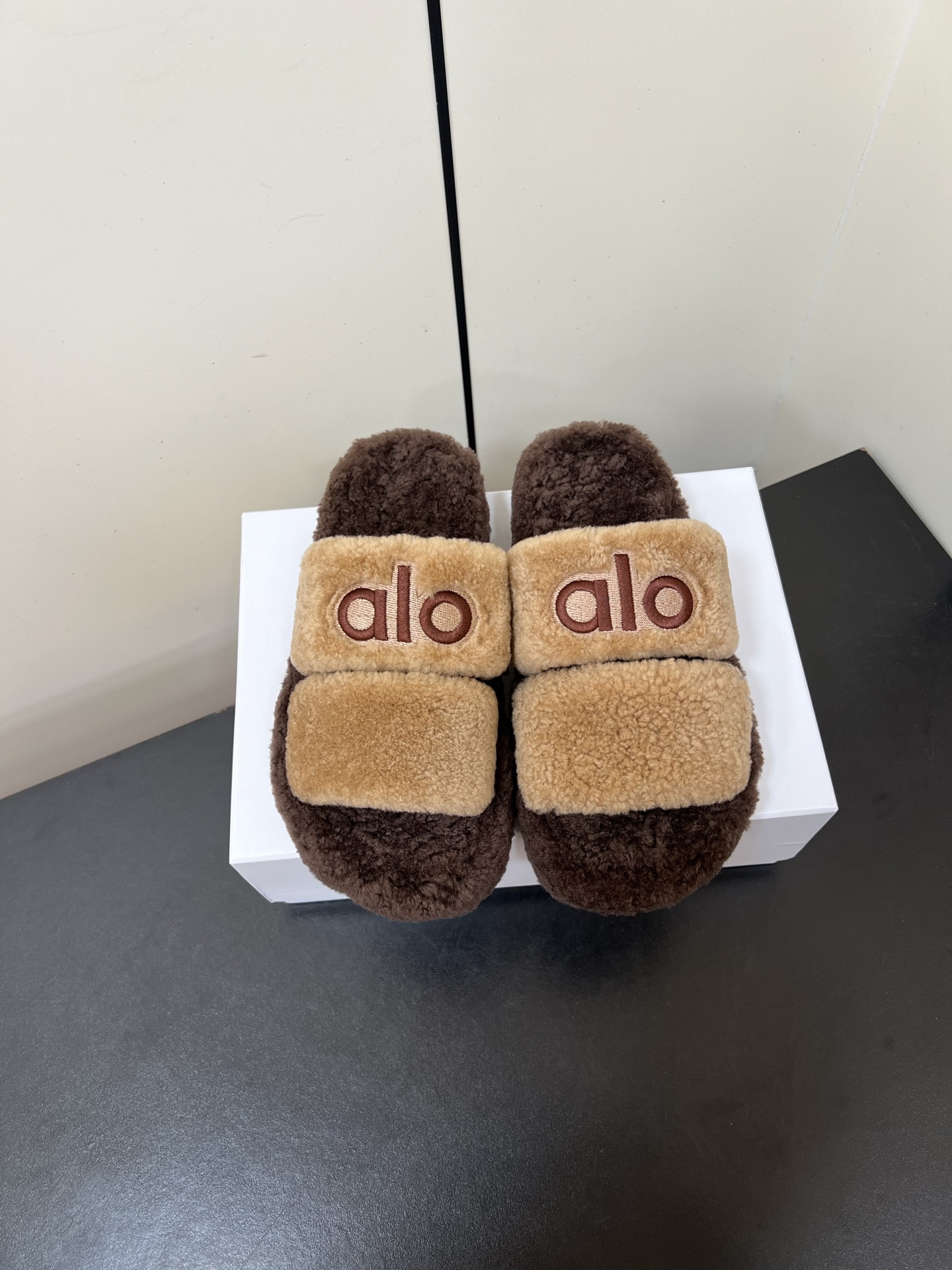 NO:498772,ALO autumn and winter new thick-soled lamb fur open-toed plush slippers. Super soft and warm thick-soled lamb fur slippers are here. Preheat in autumn and winter, and the thick and delicate lamb fur hides the small thick-soled bottom!  Making the heightening of the upper foot more mysterious~ The furry slippers and winter's adaptability are simply amazing~ Material wool, inner wool, rubber sole, shoe size 35-39/40 Customized, non-return and exchange, fur shoes, slippers19860909ALO秋冬新款厚底羊羔毛露趾毛绒拖鞋 超柔软超温暖的厚底羊羔毛拖鞋来喽,秋冬季抢先预热,厚实细腻的羊羔毛隐藏了小厚底！让上脚增高变得更神秘～毛茸茸的拖鞋与冬天的适配感简直绝了～ 材质羊毛 内里羊毛 大底橡胶大底 鞋码35-39/40定制不退换,毛毛鞋拖鞋,slippers,Women's Shoes