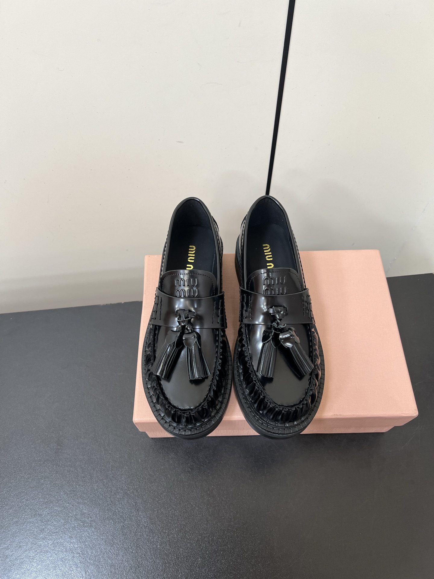 NO:498765,MiuMiu25FW new tassel loafers small leather shoes, thick heels and thick soles. New loafers are well worn. This winter requires a pair of retro shoes to add a sense of atmosphere to you. The height is 3.5cm, the color is high and versatile, the style is playful and fashionable, and the foot is comfortable and slimming. Loafers Academy style soul CP!  White pleated skirt and sweatshirt are heavy, loafers and fringe details echo the hat, sweet and cool balance is just right~ Fabric open bead cowhide/paper leather inner sheepskin, original open molded sole Size35-40 (40 custom made without return and exchange), loafers, miumiu, loafers, hoodie, sweatshirts, skirts, cowhide, sheepskin, hats19860909MiuMiu25FW新款流苏乐福鞋小皮鞋 粗跟厚底 新款乐福鞋好好穿,这个冬天需要一对复古感的鞋为你增添氛围感,3.5cm高度适中,颜色高级百搭,款式俏皮时髦,上脚舒适显瘦 乐福鞋学院风灵魂CP！白色百褶裙中和卫衣厚重感,乐福鞋流苏细节和帽子呼应,甜酷平衡得刚好～ 面料开标珠牛皮/漆皮 内里羊皮 大底原版开模大底 Size35-40（40定制不退换）,乐福鞋,miumiu,loafers,hoodie,sweatshirts,skirts,cowhide,sheepskin,hats,Women's Shoes
