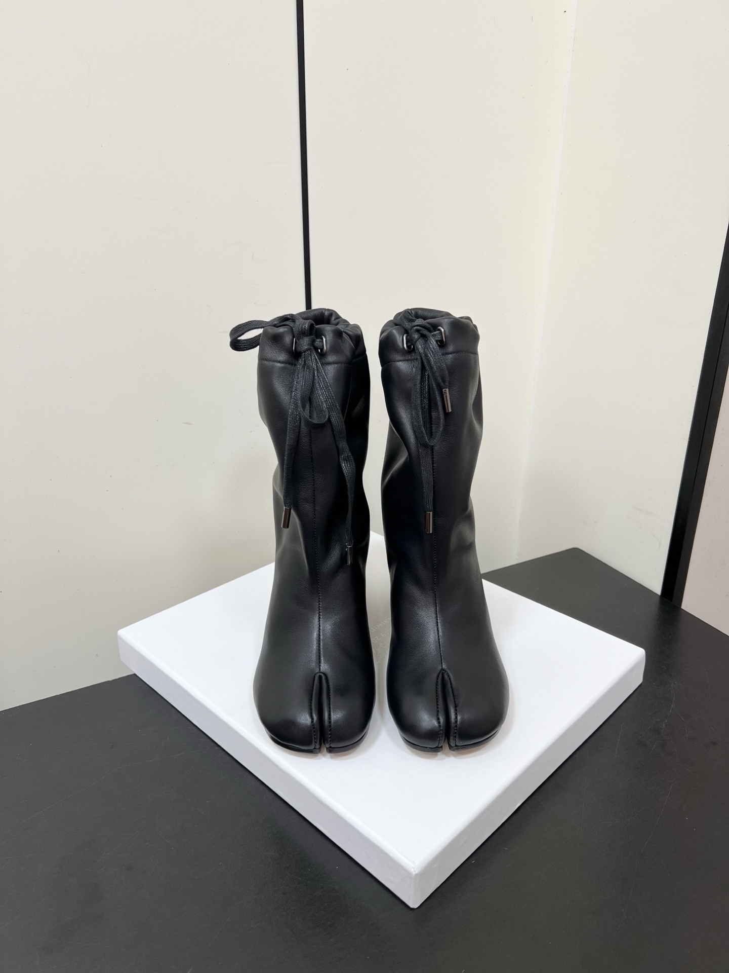 NO:498753,Maison Margiela split-toe strap loose high heel short boots balloon boots MM6 tabi split-toe shoe boots The highest version of autumn and winter new product buyer purchase 1:1 perfect replica split-toe tabi boots original open mold double-layer genuine leather sole The original cover last shoe shape is very generous and can be easily controlled with various styles The bounty of small short legs The upper body instantly becomes big and long legs, the upper foot is not restricted by routine, do your own as you like, the fried chicken on the feet is soft and comfortable, the upper upper is original cowhide inner leather original leather sole, the heel height is 7.5cm Size35-39 (40 customization, no return or replacement), boots, masion margiela,masion margiela,boots,cowhide19860909Maison Margiela马吉拉分趾绑带宽松高跟短靴气球靴 MM6家tabi分趾鞋靴 秋冬新品最高版本买手代购1:1完美复刻分趾tabi靴原版开模双层真皮鞋底 原版套楦鞋型很大方 搭配各种风格都可以轻松驾驭 小短腿的福音 上身瞬间秒变大长腿 上脚不被常规所拘束,随心所欲做自己 上脚炒鸡柔软舒适 鞋面原版牛皮 内里原版真皮 大底原版真皮鞋底 跟高7.5cm Size35-39（40 定制不退不换）,靴子,masion margiela,masion margiela,boots,cowhide,Women's Shoes