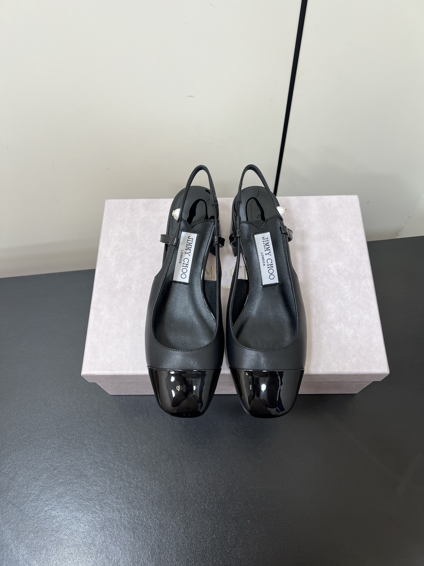 NO:498833,Jimmy choo Zhou Yangjie's square head with thick heels behind the back is so beautiful!  I really have no resistance to such shining things. It's so amazing. I can't watch it enough. High-end quality!  Wedding shoes are the first choice for daily wear. They are very age-reducing and fashionable and high-end. They are casually matched with cropped pants. The bell-bottom pants and skirts are all beautiful. The toe and arch are all designed with one-string straps, plus exquisite ankle crystal chain straps, high-end and elegant, shiny and dazzling. The square-toe shoe shape is comfortable and not squeezed. The fabric is imported soft cow patent leather, footbed goat skin, delicate and skin-friendly and soft. The genuine leather sole allows you to truly experience the charm of the original shoes. As long as you wear them, you will definitely fall in love with this. This is the charm of JC, the heel height is 4.5cm Size 35/36/37/38/39/40 (40 custom-made, no return or exchange), sandals, jimmy choo, sandals, skirts, sheepskin, Leather soles19860909Jimmy choo 周仰杰方头后空粗跟凉鞋 实在美爆了！真的对这种闪闪的东西毫无抵抗力 ,太惊艳了,怎么拍都看不够 高端品质！ 婚鞋佳选鞋履,平日穿搭首选之品,非常减龄时尚又高级,随意搭配七分裤 喇叭裤,裙子都好看,鞋头、足弓均为一字带设计,加上精美足踝水晶链绑带,高级优雅,闪亮夺目,方头鞋型舒适不挤脚 面料采用进口软牛漆皮,垫脚山羊皮,细腻亲肤柔软 真皮大底 让你真正体会到原鞋的魅力.只要穿上 绝对会爱上这就是JC的魅力,跟高4.5cm 尺码35/36/37/38/39/40（40订做不退换）,凉鞋,jimmy choo,sandals,skirts,sheepskin,Leather soles,Women's Shoes