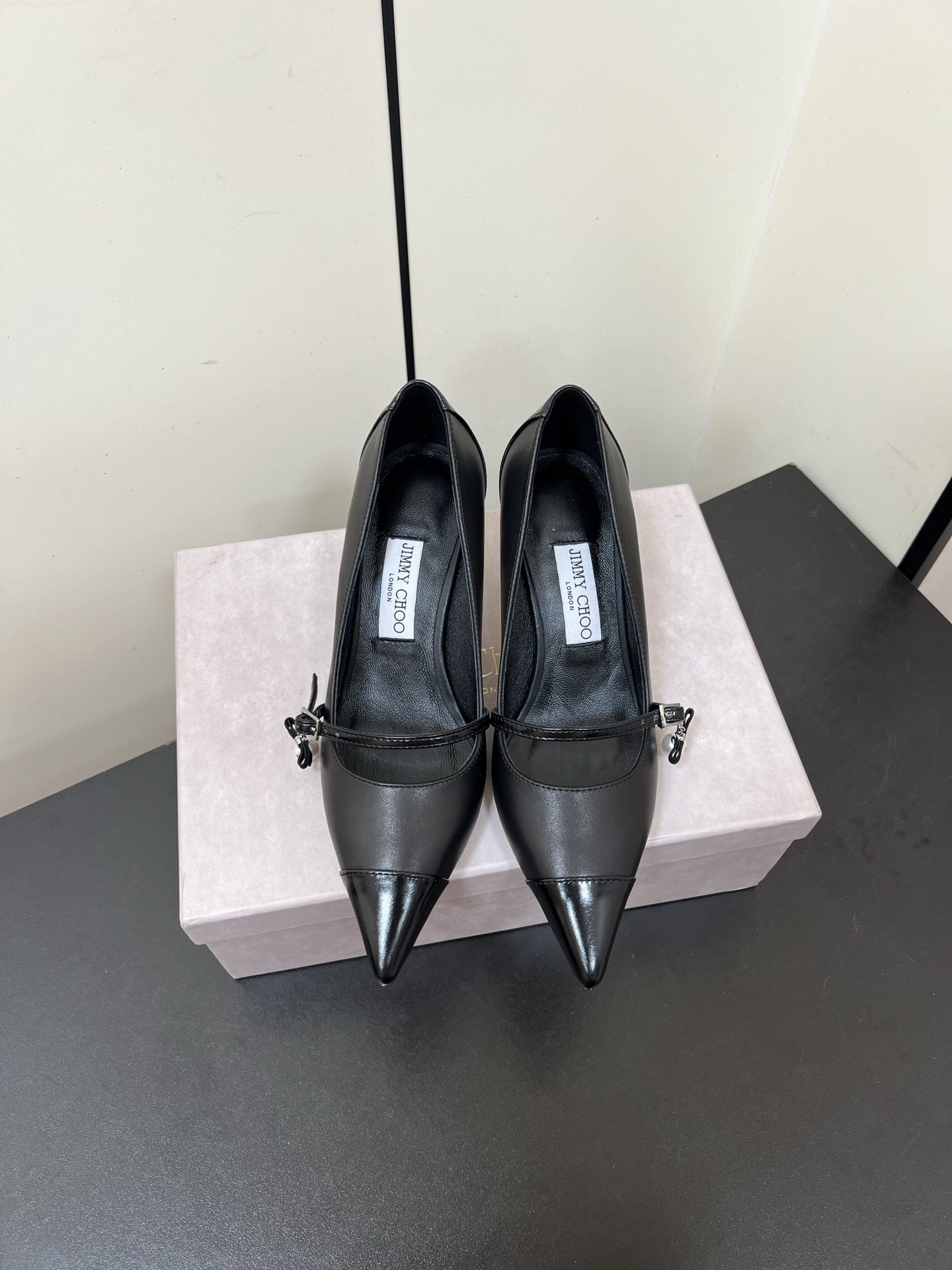 NO:498826,JimmyChoo2025BS spring and summer new product, the latest AREN PUMP pearl pendant pointed high heels, famous lady temperament, a super comfortable shoe on the foot, long-lasting, fashionable charm begins with one's bottom, enjoying the envy, this year, pointed high heels are more fragrant, and have begun to lead the fashion trend again, versatile and durable, the upper original high custom lambskin, imported lambskin lining, outsole original Italian leather outsole, heel height 6.5cm (40 custom made, no return or exchange), high heels, jimmy choo, high heels, sheepskin, Leather soles19860909JimmyChoo2025BS春夏新品 专柜最新AREN PUMP 珍珠吊饰尖头高跟鞋 名媛气质款 上脚超级舒适的一款鞋,历久弥新,时髦魅力始于足下,悦享羡慕眼光,今年尖头高跟鞋比较香,又开始引领时尚趋势了,百搭耐看 鞋面原版高定制小羊皮 内里进口羊皮里 大底原版意大利真皮大底 跟高6.5cm 尺码35~39（40定做不退换）,高跟鞋单鞋,jimmy choo,high heels,sheepskin,Leather soles,Women's Shoes