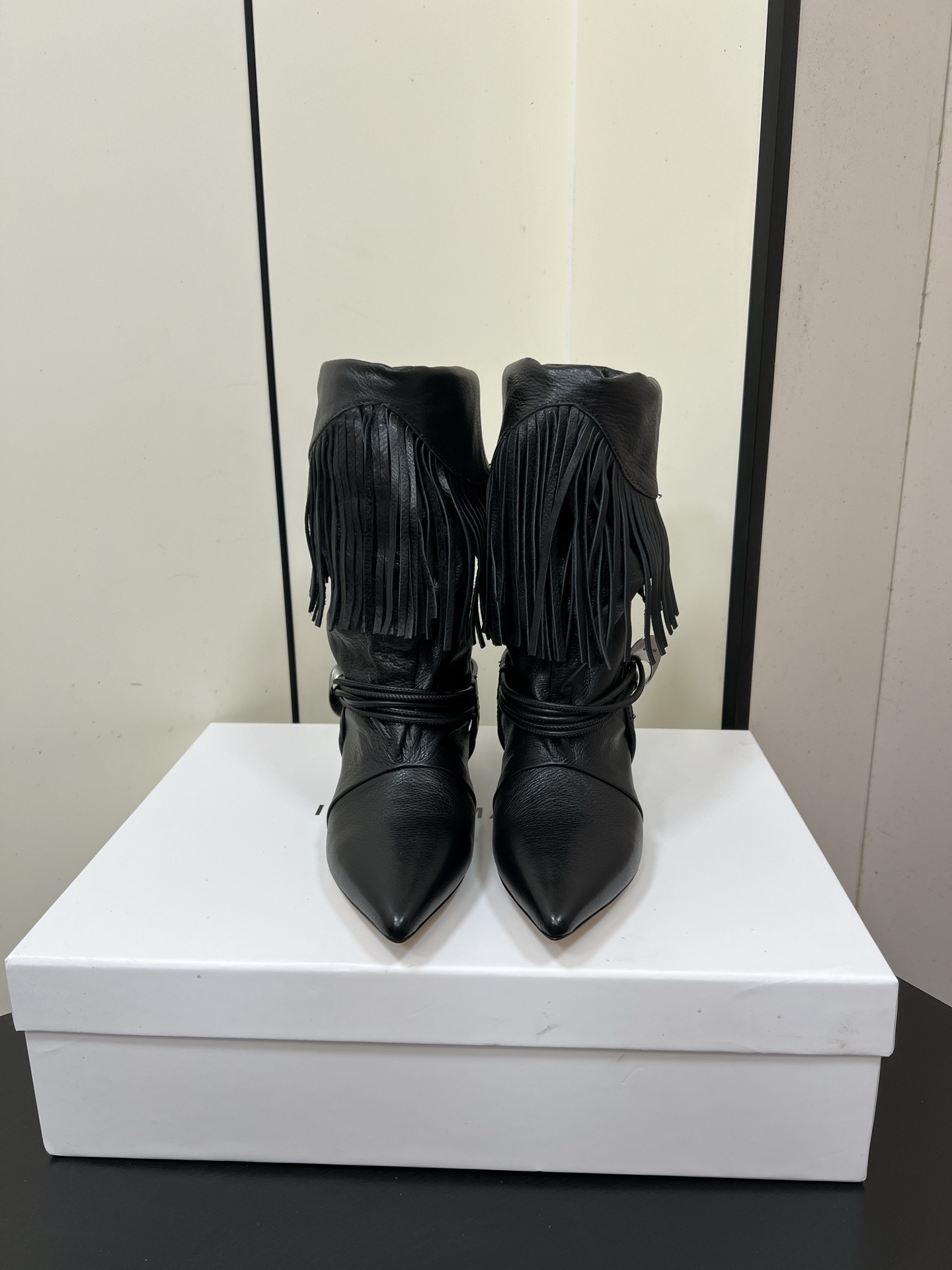 NO:498791,Isabel Marant 2025 ｜Autumn and winter show tassel pendant boots The fringes, leather and other elements that are constantly reappearing in the autumn show bring people a strong sense of urban hunters French fashionable brand Unique design style leather boots Every color is versatile. Lazy style matches brighten the entire look. Short style is very inclusive. Pointed toes can lengthen the height and make the legs look thin. Size35-42 (40.41.42 custom-made without return or exchange), boots, boots19860909Isabel Marant 2025 ｜秋冬秀款流苏吊坠短靴 秋季秀场不断重复出现的流苏、皮革等元素带给人浓浓的都市猎人的感觉 法国时髦品牌 独特设计风格织皮靴 每个配色都很百搭 慵懒风搭配 提亮整个造型 短款的包容性很强 尖头可以拉长身高 显腿细 size35-42（40.41.42定制不退换）,靴子,boots,Women's Shoes