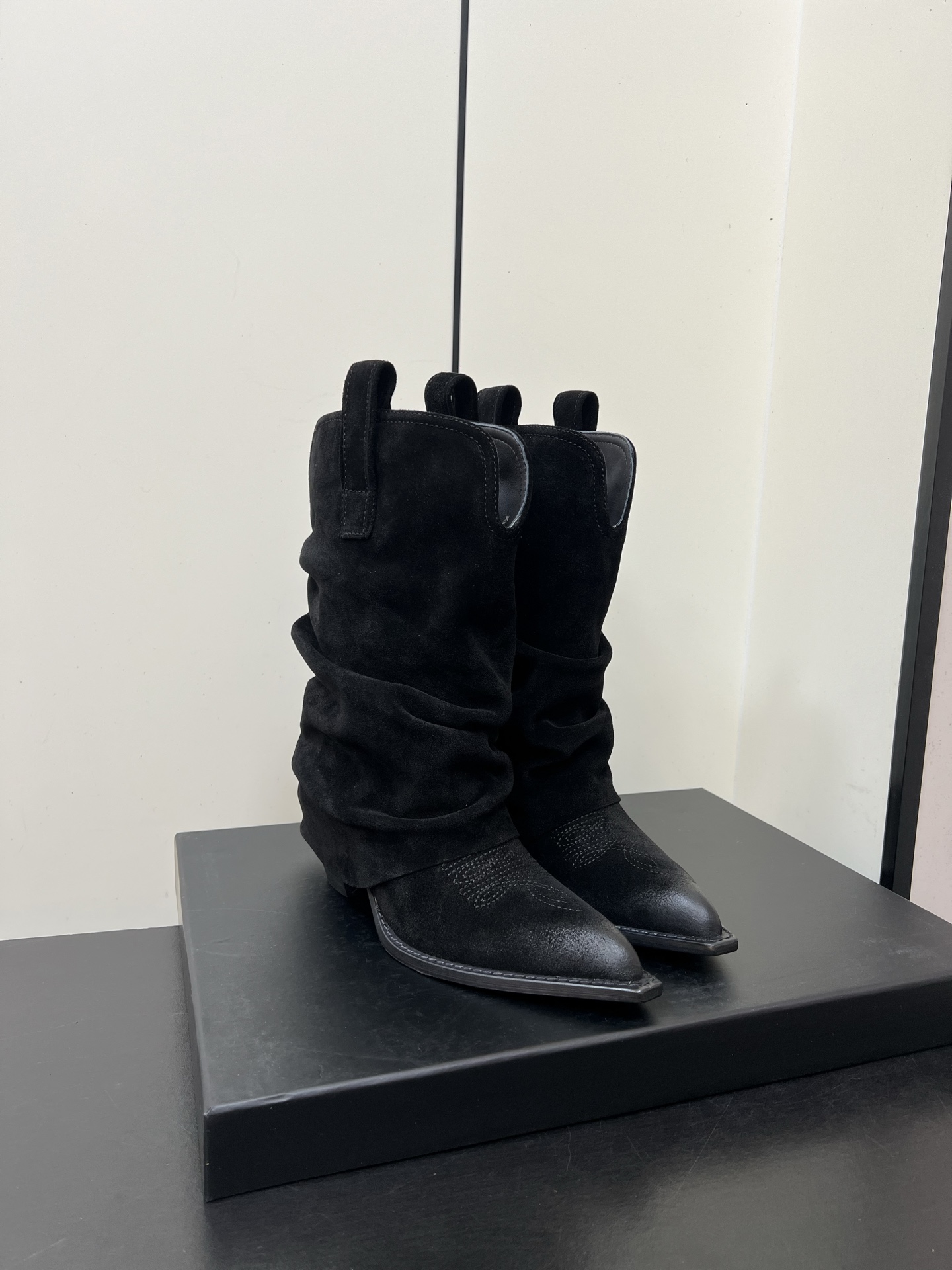 NO:498819,R13 AW25 autumn and winter new product R13 This western boot has a retro suede pleated design that is super eye-catching. The pointed toe shape is cool and full. It instantly turns into a street fashionista. Easy to grasp the American retro tone~ The upper imported suede, the inner imported cowhide, the heel height is 7cm Size 35-39 (40.41.42 standard), boots, boots, cowhide, chamois leather19860909R13 AW25秋冬新品 R13 这款西部靴 复古麂皮褶皱设计超吸睛 尖头造型拽酷拉满 上脚瞬间化身街头时髦精 轻松拿捏美式复古腔调～ 鞋面进口麂皮 内里进口牛皮 大底进口大底 跟高 7cm Size 35-39（40.41.42定）,靴子,boots,cowhide,chamois leather,Women's Shoes