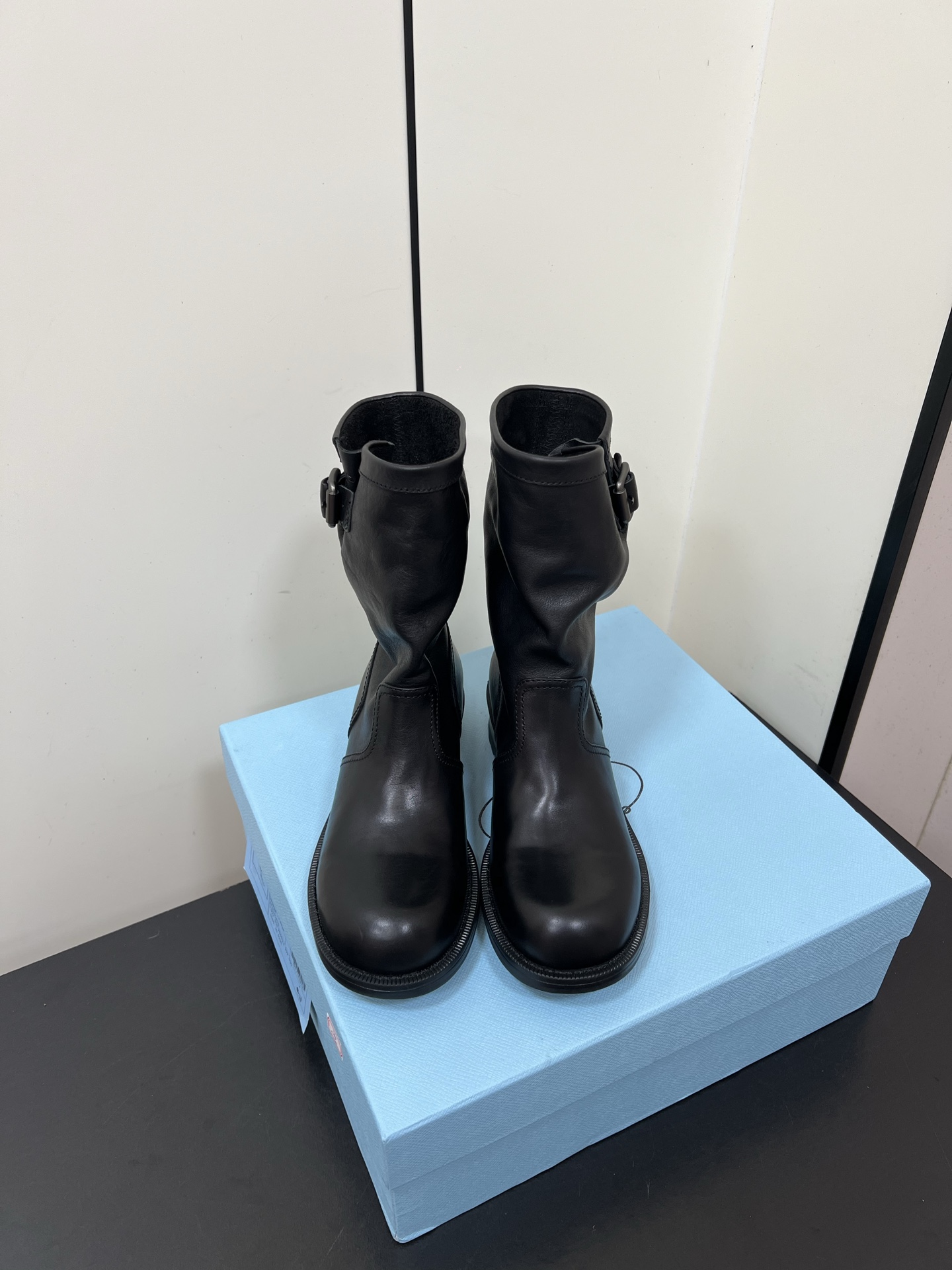 NO:498729,Prada 25ss Autumn and Winter Retro Western denim boots Fashion motorcycle martin boots, unique flavor, everyone loves and easily controls, and it will explode every year. There is also a versatile and classic shoe last that can conquer you. Wear it, increase height and relax without making mistakes, and the foot is simple and handsome. Imported calfskin, footbed, dyed sheepskin, soft and delicate, comfortable feet, anti-slip rubber sole Size#35-40 (40 custom made, no return or exchange), boots, prada, prada, boots, cowhide, sheepskin19860909Prada普拉达 25ss 秋冬 复古西部牛仔靴 时尚机车马丁靴,独到味道,人人都爱也轻松驾驭 每年都会爆.还有就是百搭经典的鞋楦,足以征服你,穿上它,增高休闲两不失误,上脚简单帅气 面料进口小牛皮 垫脚透染羊皮 柔软细腻,脚感舒适, 防滑橡胶大底 Size#35-40（40订做不退换）,靴子,prada,prada,boots,cowhide,sheepskin,Women's Shoes