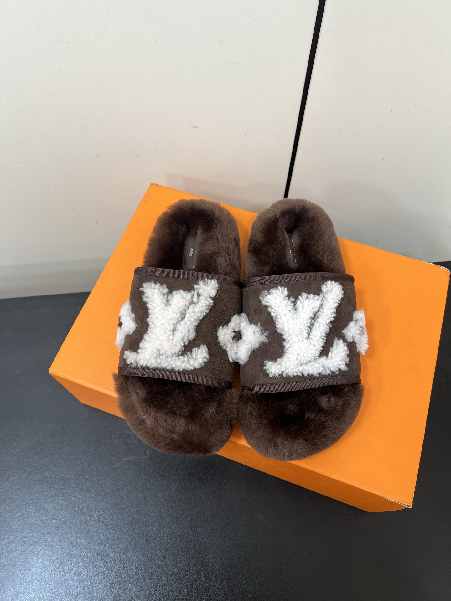 NO:498762,LV2025ss Autumn and Winter New Wool Slippers This brand is really designed and fashionable. It feels like wearing happiness on your body, conveying an optimistic and positive attitude towards life!  Full wool inner foot pads, warm and fashionable!  Mao Tuo chose this pair this year!  The upper is integrated with fur, the inner foot pad is fully wool, the molded rubber outsole, size: 35-40 (40 custom made without return or exchange), fur shoes and slippers, louis vuitton, slippers19860909LV2025ss秋冬新品羊毛拖鞋 这个品牌真的有设计又时髦,感觉把快乐穿在身上,传递着乐观又积极的生活态度！全羊毛内里垫脚,保暖又时尚！毛拖今年就选这双了！ 鞋面皮毛一体 内里垫脚全羊毛 开模橡胶大底 码数:35-40（40订做不退换）,毛毛鞋拖鞋,louis vuitton,slippers,Women's Shoes