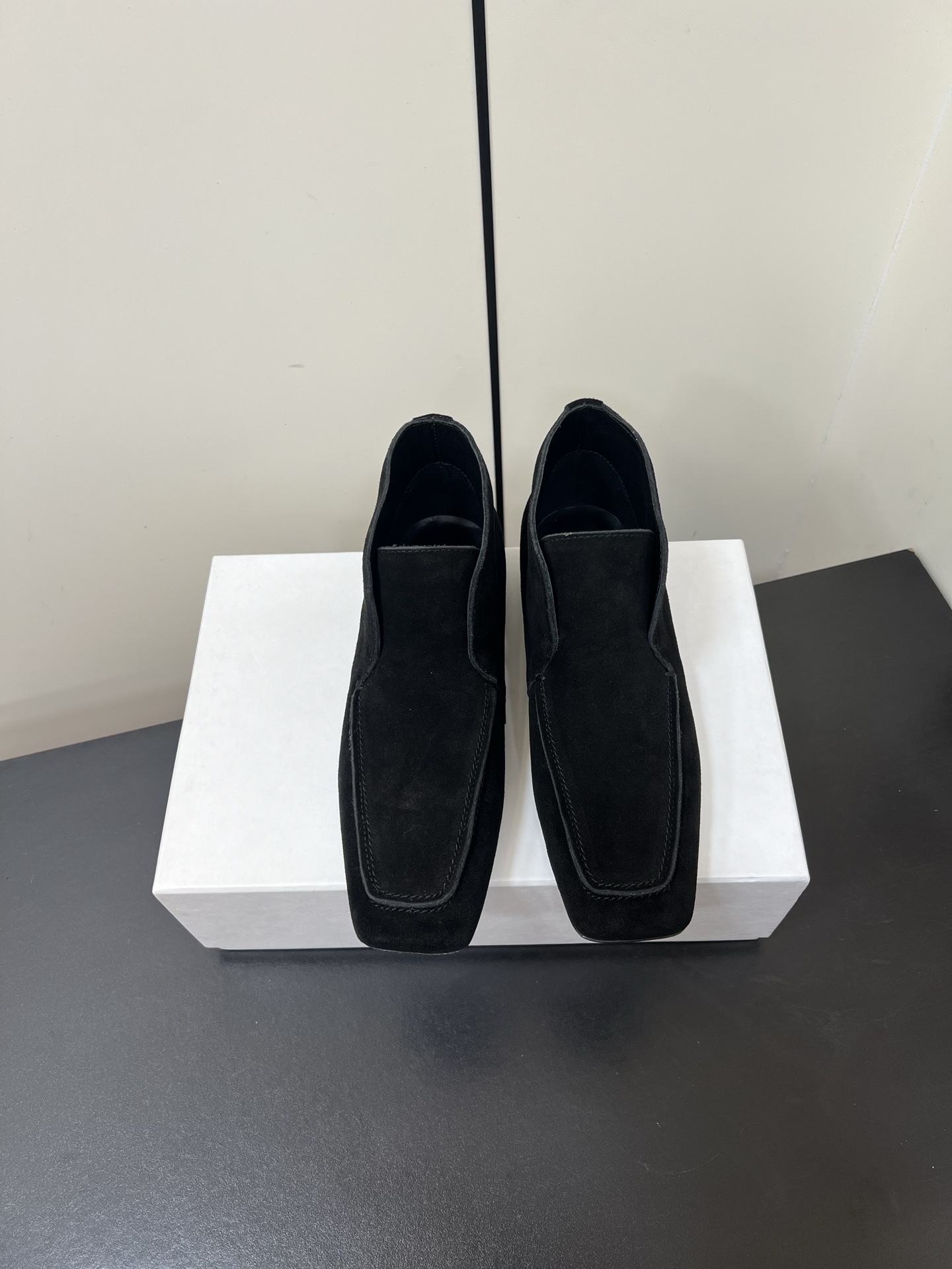 NO:536971,Toteme 25SS new square-toe Gaobang loafers are designed in a square-toe style, simple and elegant, belonging to the minimalist style of 'old money style', with neat lines and no extra decoration, showing low-key and elegant. The heel is a flat-soled style, which is comfortable to wear and can modify the foot shape. Whether it is the feel of the touch or the foot, it is super soft, not the softest, only softer, this is the feeling of wearing barefoot. It feels like every pore is breathing, and the temperament has changed after the foot has been put on, which plays the finishing touch in the whole outfit. I sincerely recommend that you keep more comfortable and casual shoes in the shoe cabinet, which is too worry-free when you stomp out. Upper tung velvet inner cowhide, Italian genuine leather sole SIZE35-41 (40.41 custom-made without return), boots, loafers, boots, cowhide19860909Toteme 25SS 新款 方头高邦乐福鞋 设计为方头一脚蹬样式,简约大气,属于“老钱风”的极简风格,线条利落,没有多余装饰,尽显低调优雅.鞋跟是平底款式,穿着舒适且能修饰脚型. 无论是手感还是上脚都超级软,没有最软,只有更软,这是光脚穿的感受,感觉每一个毛孔都在呼吸,上脚后气质变了升化了,在整套穿搭中起到了画龙点睛的作用.真心推荐大家鞋柜里一定要多留一些这种脚感舒适又随性大方的鞋,平时一脚蹬出门太省心. 鞋面胎牛绒 内里牛皮 大底意大利真皮底 SIZE35-41（40.41定制不退换）,靴子,loafers,boots,cowhide,Women's Shoes