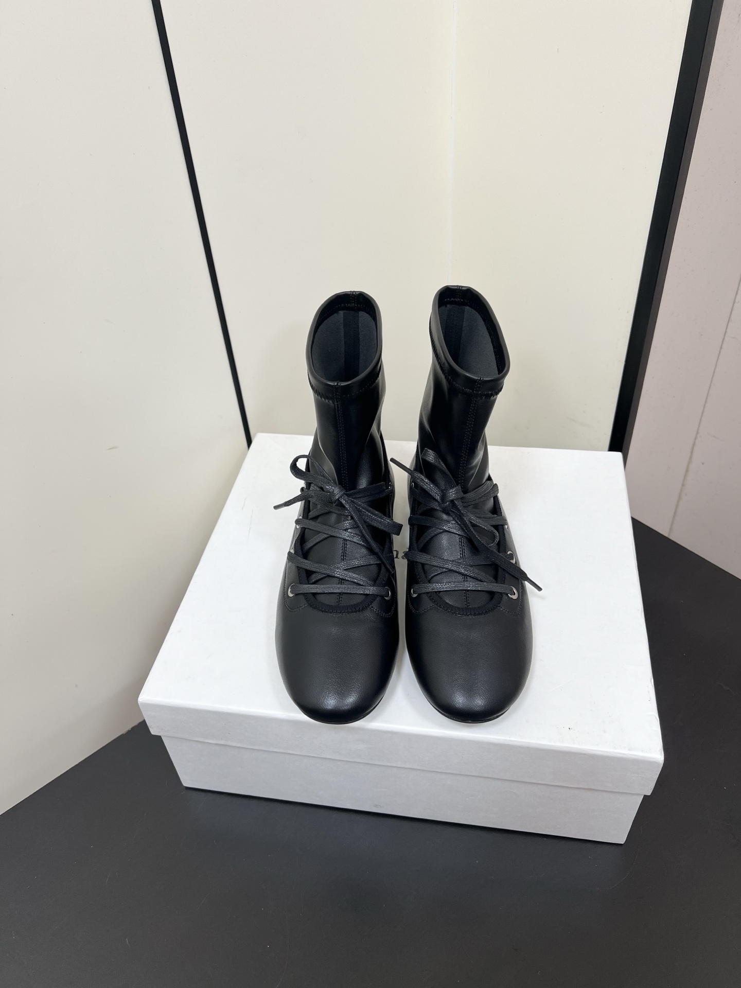 NO:536974,paloma-wool 2025 ｜New autumn and winter ballet boots The exquisiteness hidden in the details is the tenderness given by this pair of niche minimalist ballet boots. The moment when imported lambskin wraps his feet, it feels like being gently supported by clouds, just soft and not complicated decorations. The minimalist lines outline the elegance of ballet shoes, but use a lively strap to quietly finish the touch - what is tied is casual, what is untied is laziness, what cannot be hidden is the delicate taste in the bones size35-41 (40.41 custom-made, no return or exchange), boots, boots, sheepskin19860909paloma-wool 2025 ｜秋冬新品芭蕾舞短靴 藏在细节里的精致 是这双小众极简芭蕾舞短靴给的温柔 进口小羊皮裹住双脚的瞬间 像被云朵轻轻托住 软得恰到好处 没有繁杂装饰 极简线条勾勒出芭蕾舞鞋般的优雅 却用一根灵动的绑带悄悄点睛——系上的是随性 解开的是慵懒 藏不住的是骨子里的细腻品味 size35-41（40.41定制不退换）,靴子,boots,sheepskin,Women's Shoes