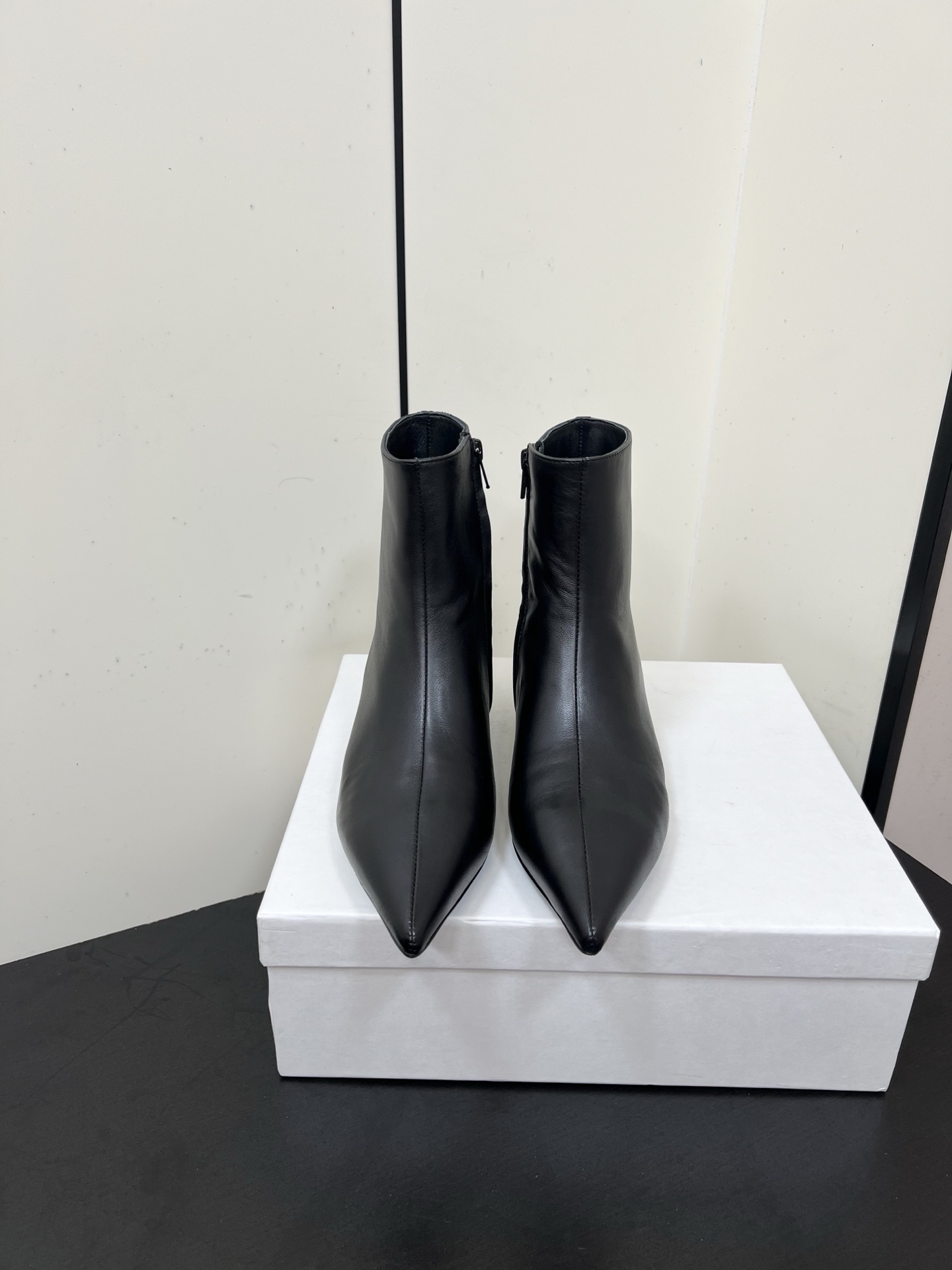 NO:536960,khaite 25 autumn and winter new pointed-toe short boots with heightened inner matching parts, temperament and easy to wear, novel and not monotonous!  Good looking and good-looking, and also very good to wear. I love it. Rear zipper design. Easy to put on and take off. Calf leather material, soles imported from Italy. size 35-41 (40.41 custom-made without return or exchange), boots, boots, cowhide19860909khaite 25秋冬新款尖头短靴 内增高搭配件头,气质又好穿 新颖不单调！ 好看好看,也很好穿搭,爱了爱 后拉链设计 穿脱方便 小牛皮材质,鞋底意大利进口牛皮底 size 35-41（40.41定制不退换）,靴子,boots,cowhide,Women's Shoes