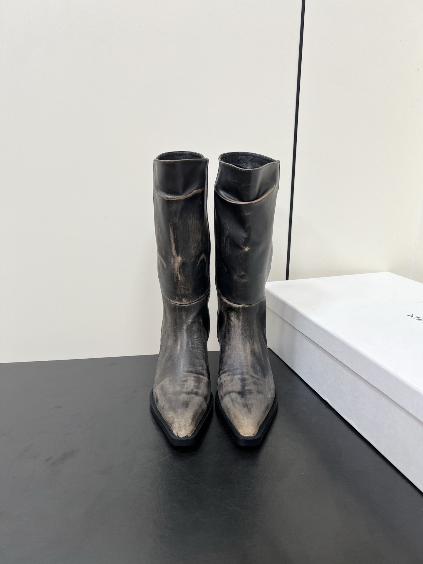 NO:536963,Khaite2025 Autumn and Winter Pointed Thick Heel Wrinkled Western Boots Weld the 'Cool Sa' on the legs, neat square heel + pointed toe, neat aura, pleated boots have a slack feeling, wear it directly unlocks the 'Walking and Wind' mode, with skirts, trousers, all the storings, fashionable wardrobe, imported cowhide, imported sheepskin, ZP replica sole 35-39 (40.41 customization, no return or exchange), boots, boots, skirts, cowhide, sheepskin19860909Khaite2025秋冬尖头粗跟皱褶西部靴 把“酷飒”焊在腿上 利落方跟+尖头 拿捏利落气场 褶皱靴筒自带松弛感 穿上直接解锁「走路带风」模式,了配裙装 裤装都炸场 时髦精衣柜刚需 鞋面进口牛皮 内里进口羊皮 ZP复刻大底 35-39（40.41定制不退换）,靴子,boots,skirts,cowhide,sheepskin,Women's Shoes