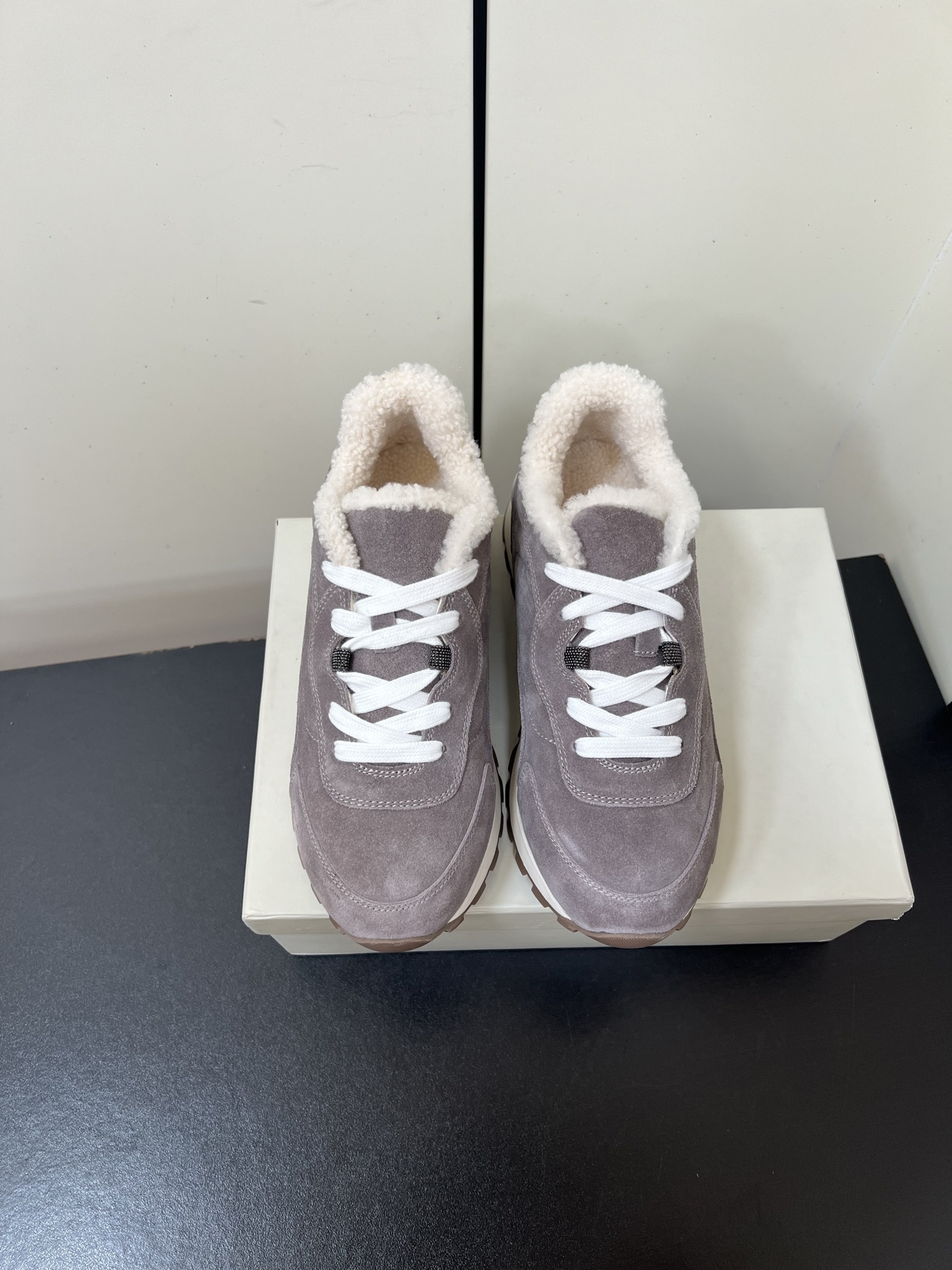 NO:536956,Brunello Cucineli 25ss autumn and winter new style wool casual shoes sports shoes handsome and comfortable on foot. You must have a pair of Bc shoes in autumn and winter. BC's brand shoes design. The style is mainly beige gray. Tones are very low-key and luxurious, full of high-end sense. Niche and tasteful pronouns. The upper is made of original imported suede/wool, inner foot pad wool, original customized rubber outsole. Size 35-39 (40.41 custom made without return or exchange), casual shoes/sports shoes, brunello cucinelli, chanel, sneakers, chamois leather19860909Brunello Cucineli 25ss秋冬新款 羊毛 休闲鞋 运动鞋 上脚帅气舒适 秋冬一定要有一双Bc的鞋子 BC家的品牌鞋子设计 风格主要以米色 灰色 色调为主,非常低调奢华,高级感满满 小众有品位的代词 鞋面采用原版进口麂皮/羊毛 内里垫脚羊毛 鞋底原版定制橡胶大底 码数35-39 (40.41定做不退换）,休闲鞋/运动鞋,brunello cucinelli,chanel,sneakers,chamois leather,Women's Shoes