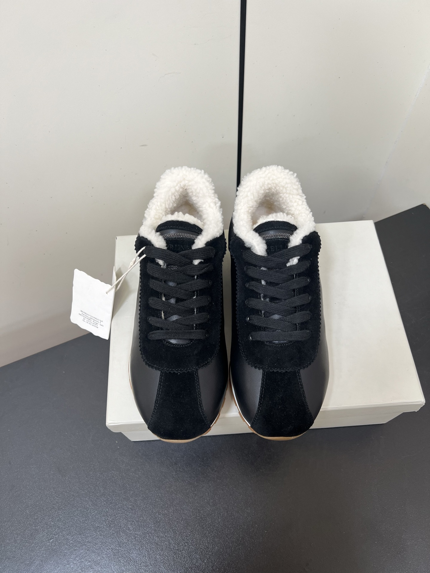 NO:536959,Brunello Cucineli 25ss autumn and winter new style wool casual shoes sports shoes handsome and comfortable on foot. You must have a pair of Bc shoes in autumn and winter. BC's brand shoes design. The style is mainly beige gray. Tones are very low-key and luxurious, full of high-end sense. Niche and tasteful pronouns. The upper is made of original cowhide + reverse velvet leather. Inner footbed wool. Original custom rubber outsole. Size 35-39 (40.41 custom made without return or exchange), casual shoes/sports shoes, brunello cucinelli, chanel, sneakers, cowhide19860909Brunello Cucineli 25ss秋冬新款 羊毛 休闲鞋 运动鞋 上脚帅气舒适 秋冬一定要有一双Bc的鞋子 BC家的品牌鞋子设计 风格主要以米色 灰色 色调为主,非常低调奢华,高级感满满 小众有品位的代词 鞋面采用原版牛皮+反绒皮 内里垫脚羊毛 鞋底原版定制橡胶大底 码数35-39 (40.41定做不退换）,休闲鞋/运动鞋,brunello cucinelli,chanel,sneakers,cowhide,Women's Shoes