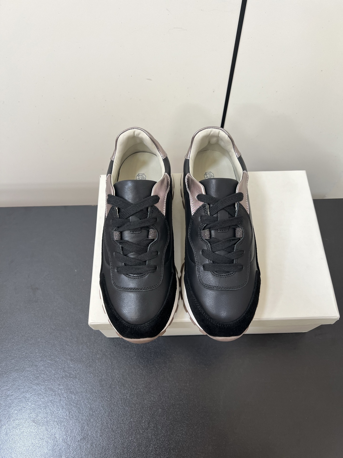 NO:536965,Brunello Cucineli 25ss new lace-up casual shoes sneakers, handsome and comfortable on the feet, you must have a pair of Bc shoes in autumn and winter. BC's brand shoes design. The style is mainly beige, gray, color, very low-key and luxurious, full of high-end sense. Niche and tasteful pronouns. The upper is made of original reverse velvet leather + cowhide, inner foot pad sheepskin original custom rubber outsole size 35-39 (40.41 custom made without return or exchange), casual shoes/sports shoes, brunello cucinelli, chanel, sneakers, cowhide, sheepskin19860909Brunello Cucineli 25ss新款系带休闲鞋运动鞋 上脚帅气舒适 秋冬一定要有一双Bc的鞋子 BC家的品牌鞋子设计 风格主要以米色 灰色 色调为主,非常低调奢华,高级感满满 小众有品位的代词 鞋面采用原版反绒皮+牛皮 内里垫脚羊皮 鞋底原版定制橡胶大底 码数35-39 (40.41定做不退换）,休闲鞋/运动鞋,brunello cucinelli,chanel,sneakers,cowhide,sheepskin,Women's Shoes