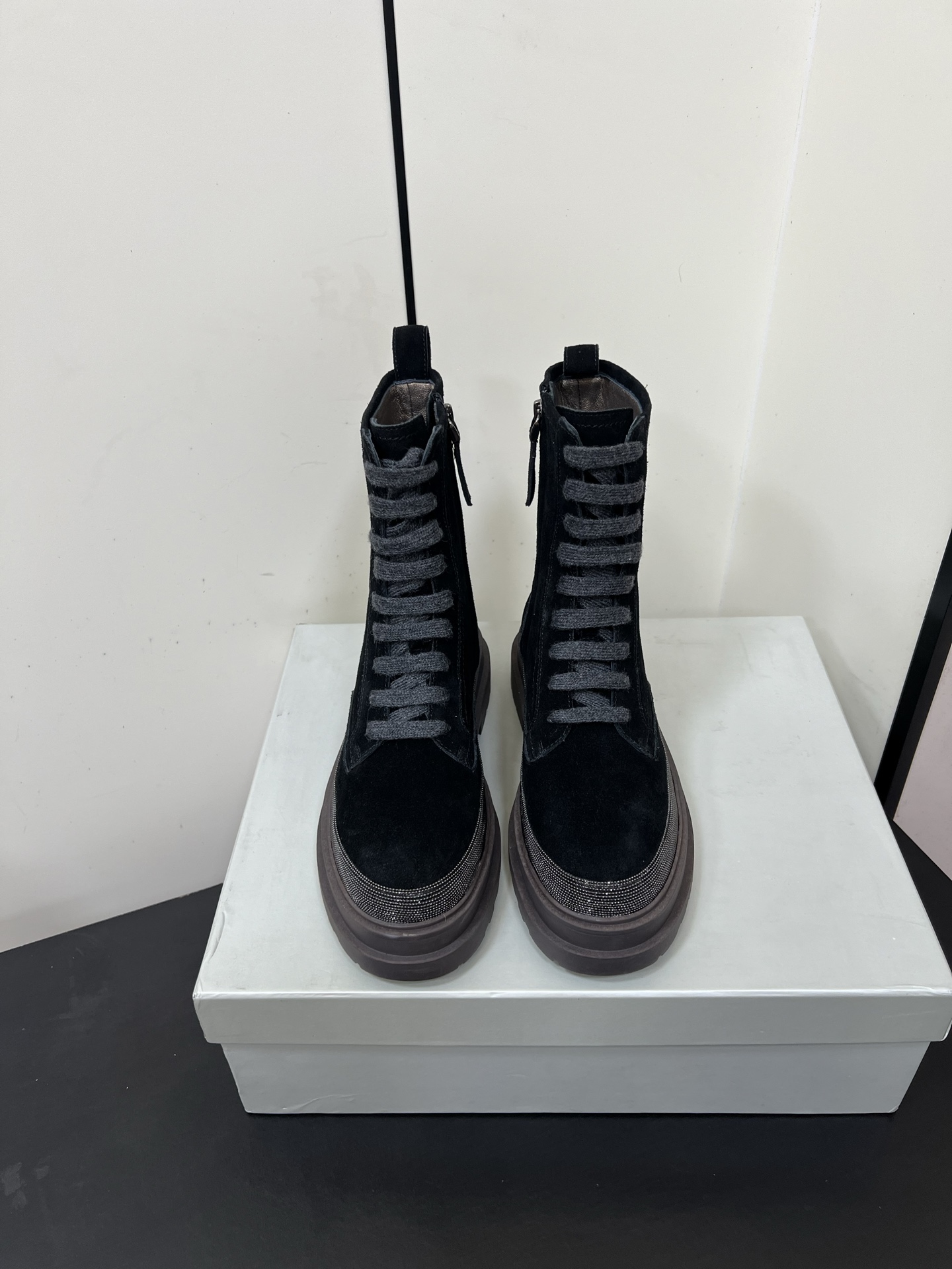 NO:536961,Brunello Cucinelli /BC Autumn and Winter Sponge Cake Thick-Soled Lace-up Martin Boot Series New Products!  Strong push, awesome short boots that make you look taller and legs~~ Low-key and elegant dressing style BC temperament, firm and steady uppers, original imported beef velvet, inner foot pad, original mold-open anti-slip rubber sole, sole thickness: 3.5cm, size: 35-41 (35.41 custom-made, non-return and exchange), boots, brunello cucinelli, boots, sheepskin19860909Brunello Cucinelli /BC秋冬松糕厚底系带马丁靴系列新品！ 强推 显高又显腿的绝绝子短靴～～ 低调优雅的穿搭风格 BC 气质拿捏稳稳滴 鞋面采用原版进口牛反绒 内里垫脚原色羊皮 原版开模防滑橡胶大底 底厚:3.5cm 码数:35-41（35.41定制不退换）,靴子,brunello cucinelli,boots,sheepskin,Women's Shoes