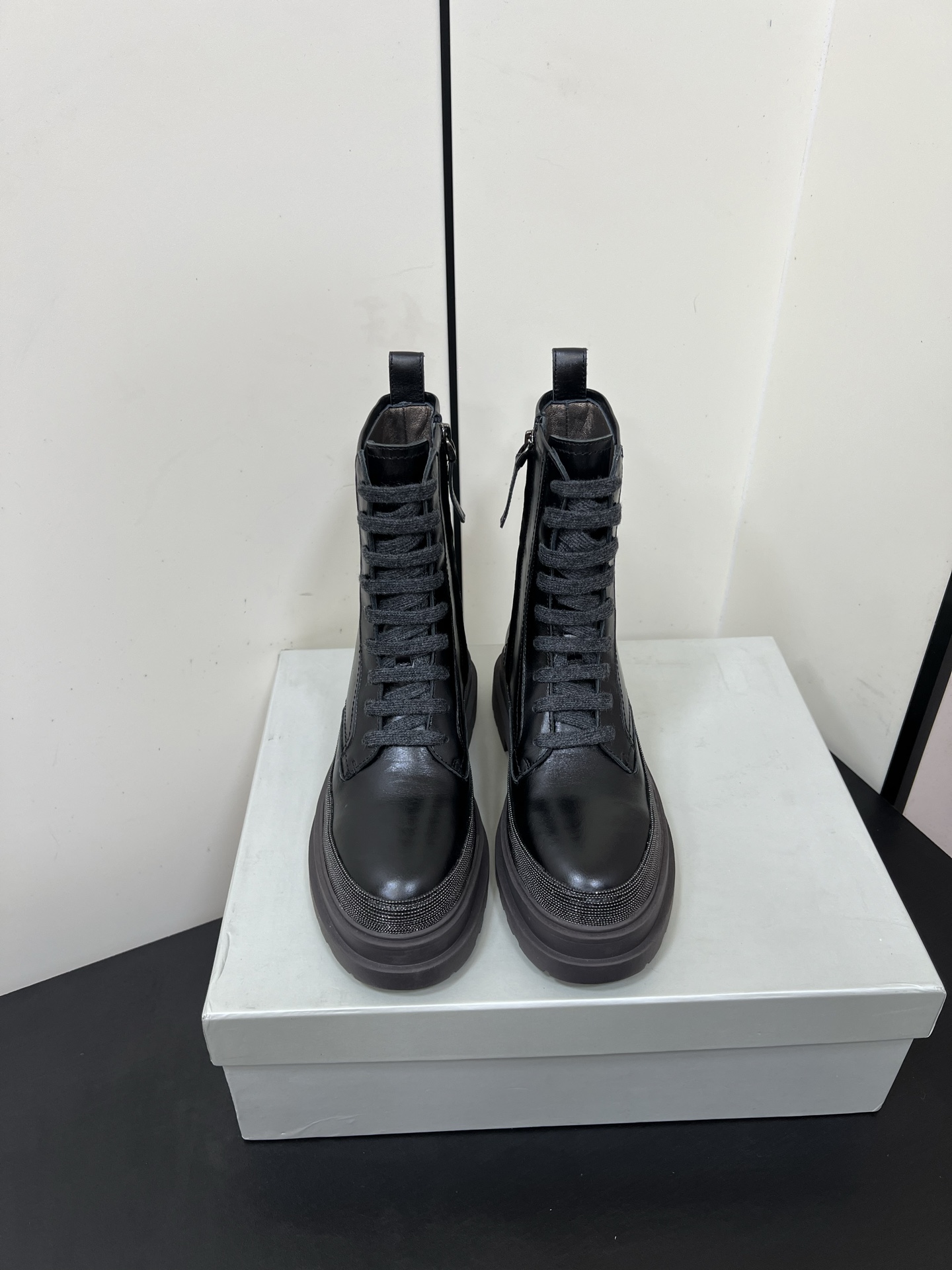 NO:536964,Brunello Cucinelli /BC Autumn and Winter Sponge Cake Thick-Soled Lace-up Martin Boot Series New Products!  Strong push, a stunning short boot that makes you look taller and legs~~ Low-key and elegant dressing style BC temperament, firm and firm, the upper is made of original imported cowhide, the inner foot pad is original sheepskin, the original mold-opening anti-slip rubber sole, the bottom thickness: about 3.5cm, size: 35-41 (35.41 custom-made, no return or exchange), boots, brunello cucinelli, boots, cowhide, sheepskin19860909Brunello Cucinelli /BC秋冬松糕厚底系带马丁靴系列新品！ 强推 显高又显腿的绝绝子短靴～～ 低调优雅的穿搭风格 BC 气质拿捏稳稳滴 鞋面采用原版进口牛皮 内里垫脚原色羊皮 原版开模防滑橡胶大底 底厚:约3.5cm 码数:35-41（35.41定制不退换）,靴子,brunello cucinelli,boots,cowhide,sheepskin,Women's Shoes