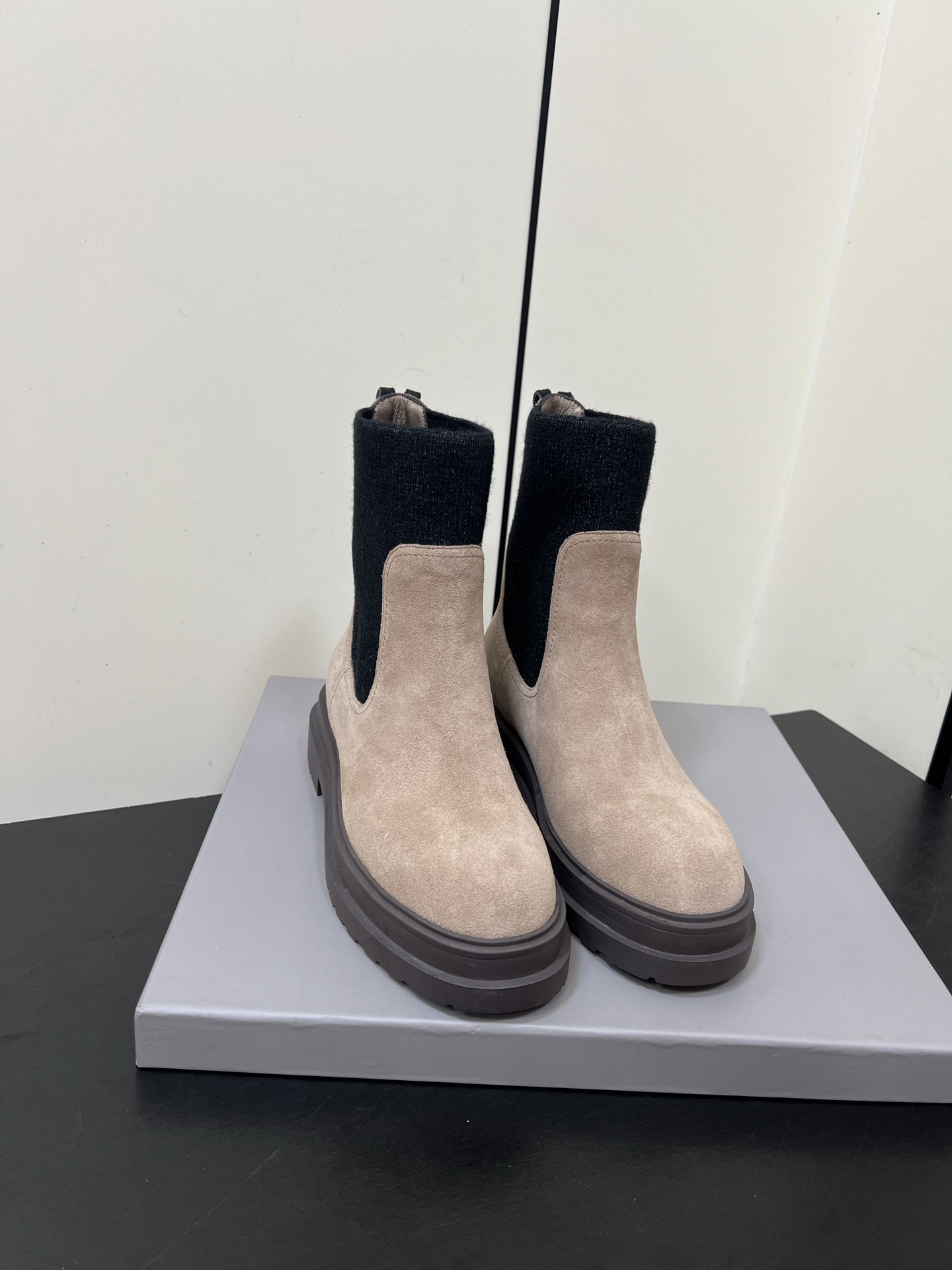 NO:536970,Brunello Cucineli 2025 autumn and winter new elastic women's short boots BC thick sole low heel round-head motorcycle rider military boots Material upper imported calfskin/imported sheep suede + sheepskin lining + original molded outsole Heel height 3CM Size35-39 (35.41 Custom made non-return), boots, brunello cucinelli, boots, cowhide, sheepskin, sheep, chamois leather19860909Brunello Cucineli 布鲁内诺库奇内利2025秋冬新款弹力女短靴 BC 厚底低跟圆头机车骑士军靴 材质鞋面进口小牛皮/进口羊猄麂皮+羊皮内里+原版开模大底 跟高3CM Size35-39 (35.41 定做不退换）,靴子,brunello cucinelli,boots,cowhide,sheepskin,sheep,chamois leather,Women's Shoes