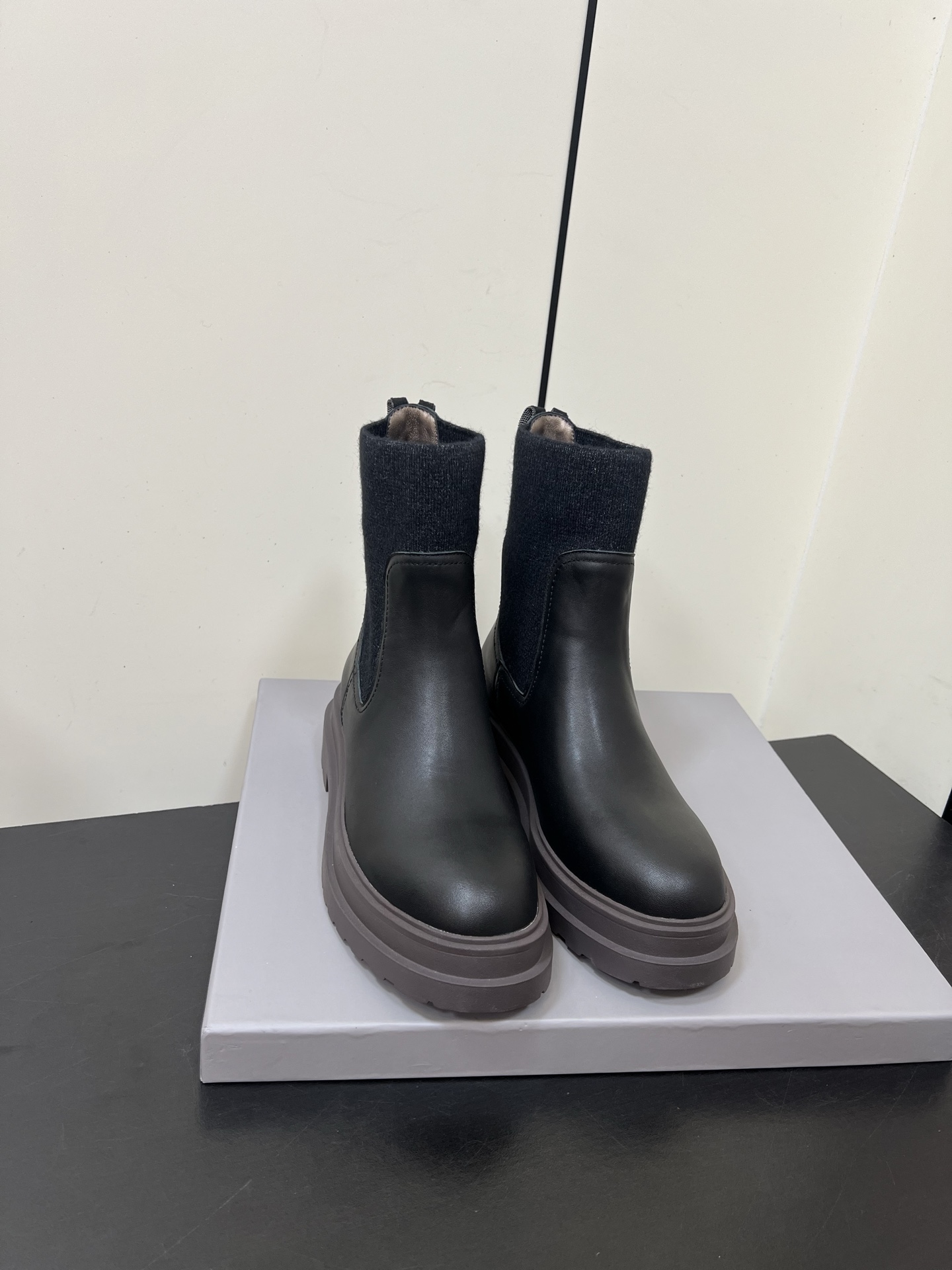 NO:536973,Brunello Cucineli 2025 autumn and winter new elastic women's short boots BC thick sole low heel round-head motorcycle rider military boots Material upper imported calfskin/imported sheep suede + sheepskin lining + original molded outsole Heel height 3.5CM Size35-39 (35.41 Custom made non-return), boots, brunello cucinelli, boots, cowhide, sheepskin, sheep, chamois leather19860909Brunello Cucineli 布鲁内诺库奇内利2025秋冬新款弹力女短靴 BC 厚底低跟圆头机车骑士军靴 材质鞋面进口小牛皮/进口羊猄麂皮+羊皮内里+原版开模大底 跟高3.5CM Size35-39 (35.41 定做不退换）,靴子,brunello cucinelli,boots,cowhide,sheepskin,sheep,chamois leather,Women's Shoes