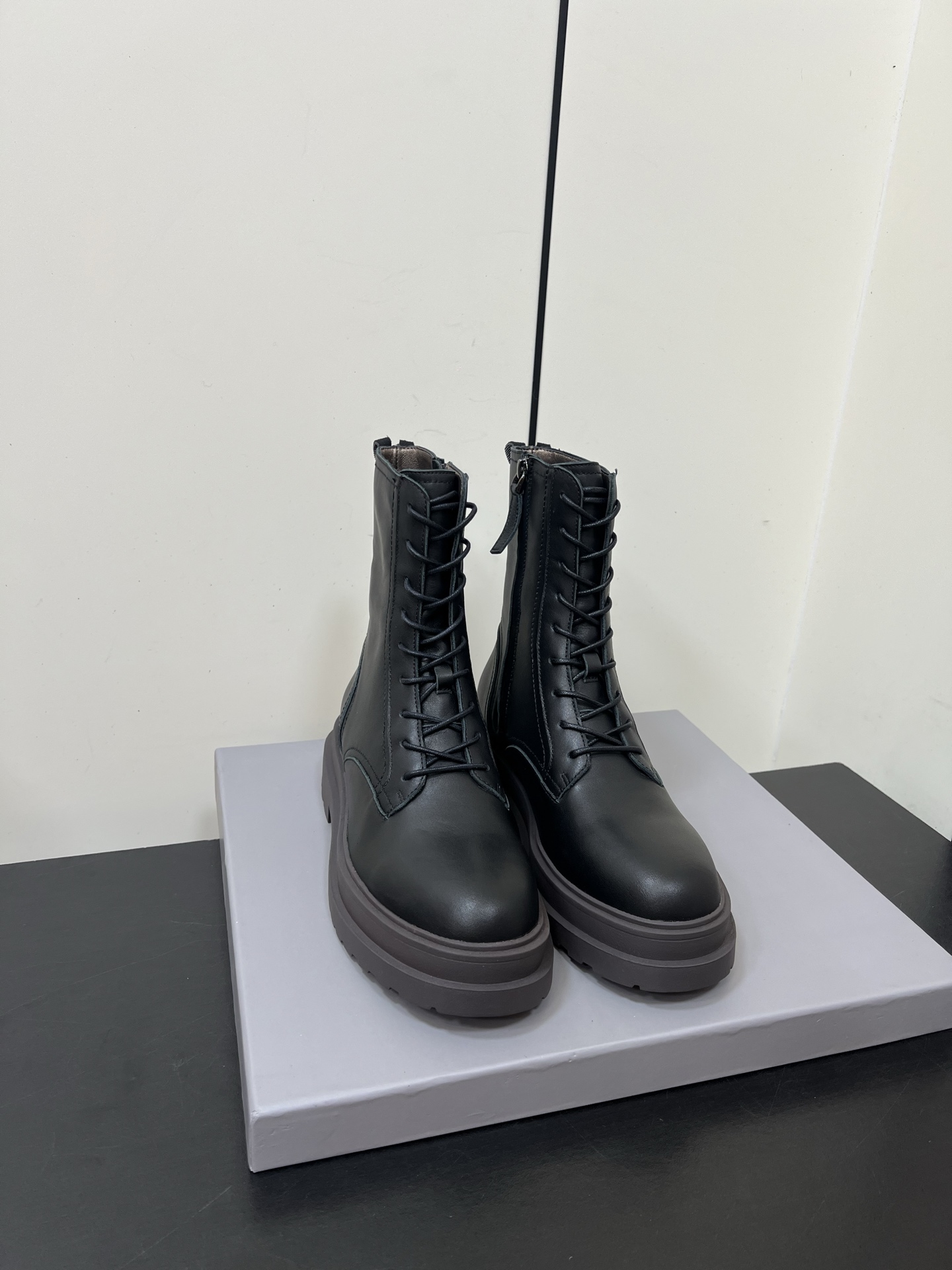 NO:536979,Brunello Cucinelli /BC Autumn and Winter Sponge Cake Thick-Soled Lace-up Martin Boot Series New Products!  Strong push, a stunning short boot that makes you look taller and legs~~ Low-key and elegant dressing style BC temperament, firm and firm, the upper is made of original imported cowhide, the inner foot pad is original sheepskin, the original mold-opening anti-slip rubber sole, the bottom thickness: 3.5cm Size: 35-41 (35.41 custom-made, no return or exchange), boots, brunello cucinelli, boots, cowhide, sheepskin19860909Brunello Cucinelli /BC秋冬松糕厚底系带马丁靴系列新品！ 强推 显高又显腿的绝绝子短靴～～ 低调优雅的穿搭风格 BC 气质拿捏稳稳滴 鞋面采用原版进口牛皮 内里垫脚原色羊皮 原版开模防滑橡胶大底 底厚:3.5cm 码数:35-41（35.41定制不退换）,靴子,brunello cucinelli,boots,cowhide,sheepskin,Women's Shoes