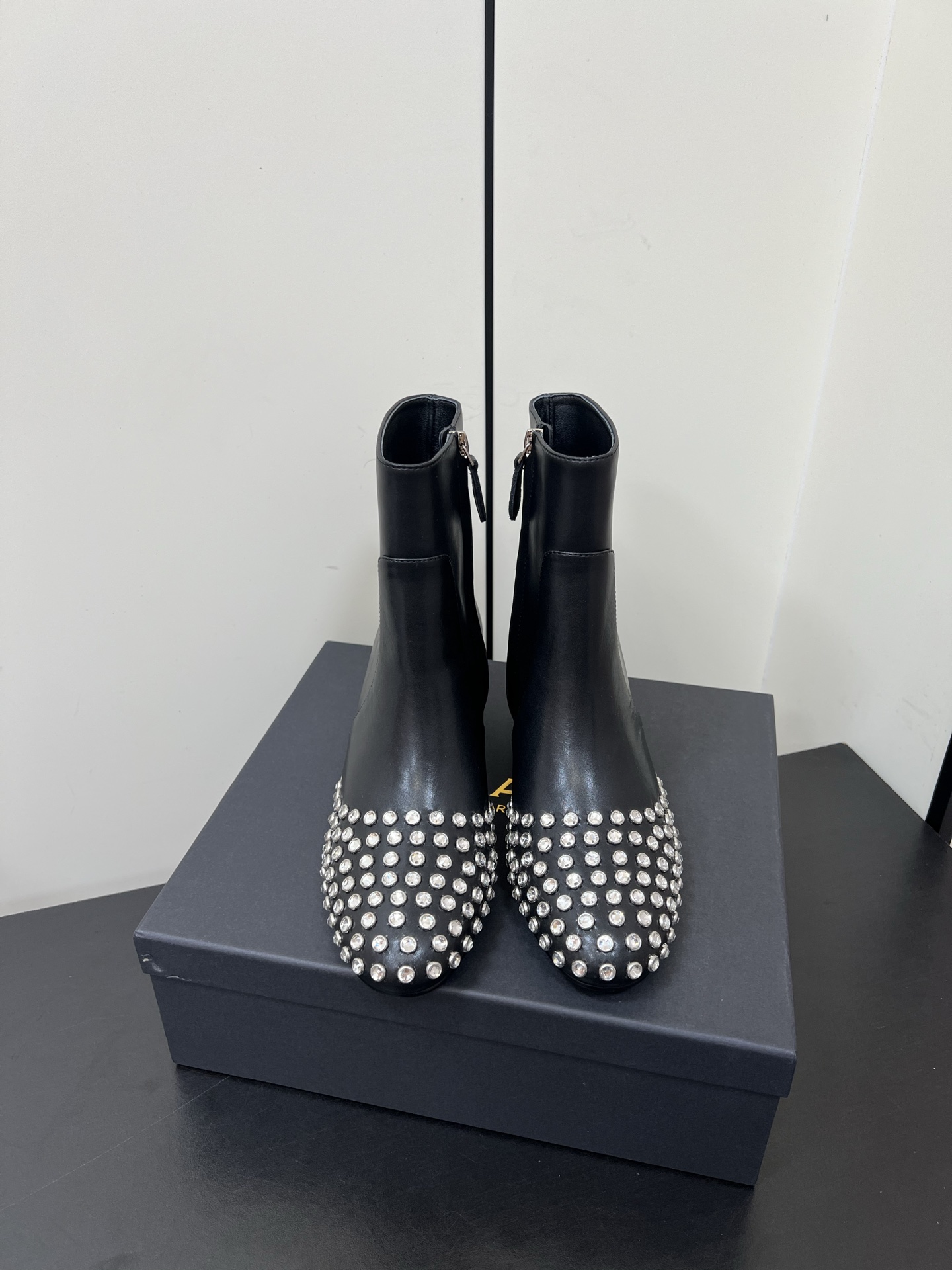 NO:537037,ALAIA 25 new rhinestone short boots calfskin side zipper thick heel ankle boots Bling Bling crystal diamond ankle boots are designed with diamond-set craftsmanship and matched with 55mm heels to lengthen the leg line proportions; made of suede goatskin, easy to create a modern style. The style is the same as its fashion, sexy and modern!  Full of girlish style, both modern and retro!  Very simple and elegant. Whether it is a skirt or jeans, it can be the finishing touch!  The upper is made of original imported delicate sheep skin/cowhide, inner foot pad sheepskin, original open mold rubber sole, heel height 5.5cm Size35-39 (40.41.42.43 custom made without return), boots, alaia, boots, skirts, jeans, cowhide, sheepskin, sheep19860909ALAIA阿莱亚25新款水钻短靴小牛皮侧拉链粗跟踝靴 Bling Bling水晶钻踝靴,采用镶钻工艺设计,搭配55毫米鞋跟,更加拉长腿部线条比例; 绒面皮山羊皮制成,轻松打造摩登型格. 风格一如其时装,性感而又摩登！满满的少女风 既摩登又复古的味道 ！非常的简约大气 不管是半身裙连衣裙还是牛仔裤 它都能成为点睛之笔！ 鞋面采用原版进口细腻羊猄皮/牛皮,内里垫脚羊皮,原版开模橡胶大底 跟高5.5cm Size35-39（40.41.42.43定做不退换）,靴子,alaia,boots,skirts,jeans,cowhide,sheepskin,sheep,Women's Shoes