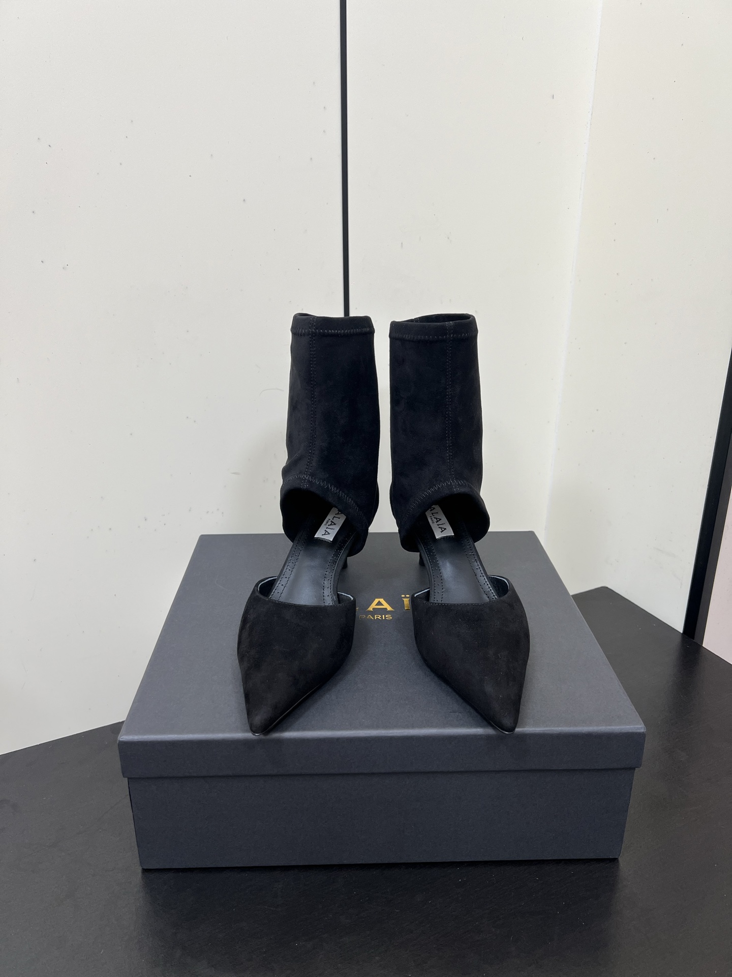 NO:537039,Alaia 25 new Arrow Stretch Short Boots Hollow Sandals This pointed-toed ankle boot is made of geometric hollow skin-exposed design, paired with 55mm heels, which lengthens the leg lines and extends the proportions; made of elastic suede goatskin, easily creates a modern style. Leg long cheating artifact - physically extends the leg lines with slim legs. Black boots visually slim legs and double buffs are stacked with stretched leg lines. The upper is imported delicate sheep skin/cowhide, inner foot pad sheepskin, Italian leather outsole Heel height 5.5cm Size: 35-39 (40.41 custom made without return or exchange), boots, alaia, sandals, boots, cowhide, sheepskin, sheep, Leather soles19860909Alaia 阿莱亚25新款箭头弹力短靴中空凉鞋 该款尖头踝靴,采用几何镂空露肤设计,搭配55毫米鞋跟,更加拉长腿部线条比例; 弹力绒面皮山羊皮制成,轻松打造摩登型格. 腿长作弊神器——心细高跟物理延长腿部线条 黑色系靴筒视觉瘦腿双buff叠满拉长腿部线条 鞋面采用进口细腻羊猄皮/牛皮,内里垫脚羊皮,意大利真皮大底 跟高5.5cm Size:35-39（40.41定做不退换）,靴子,alaia,sandals,boots,cowhide,sheepskin,sheep,Leather soles,Women's Shoes