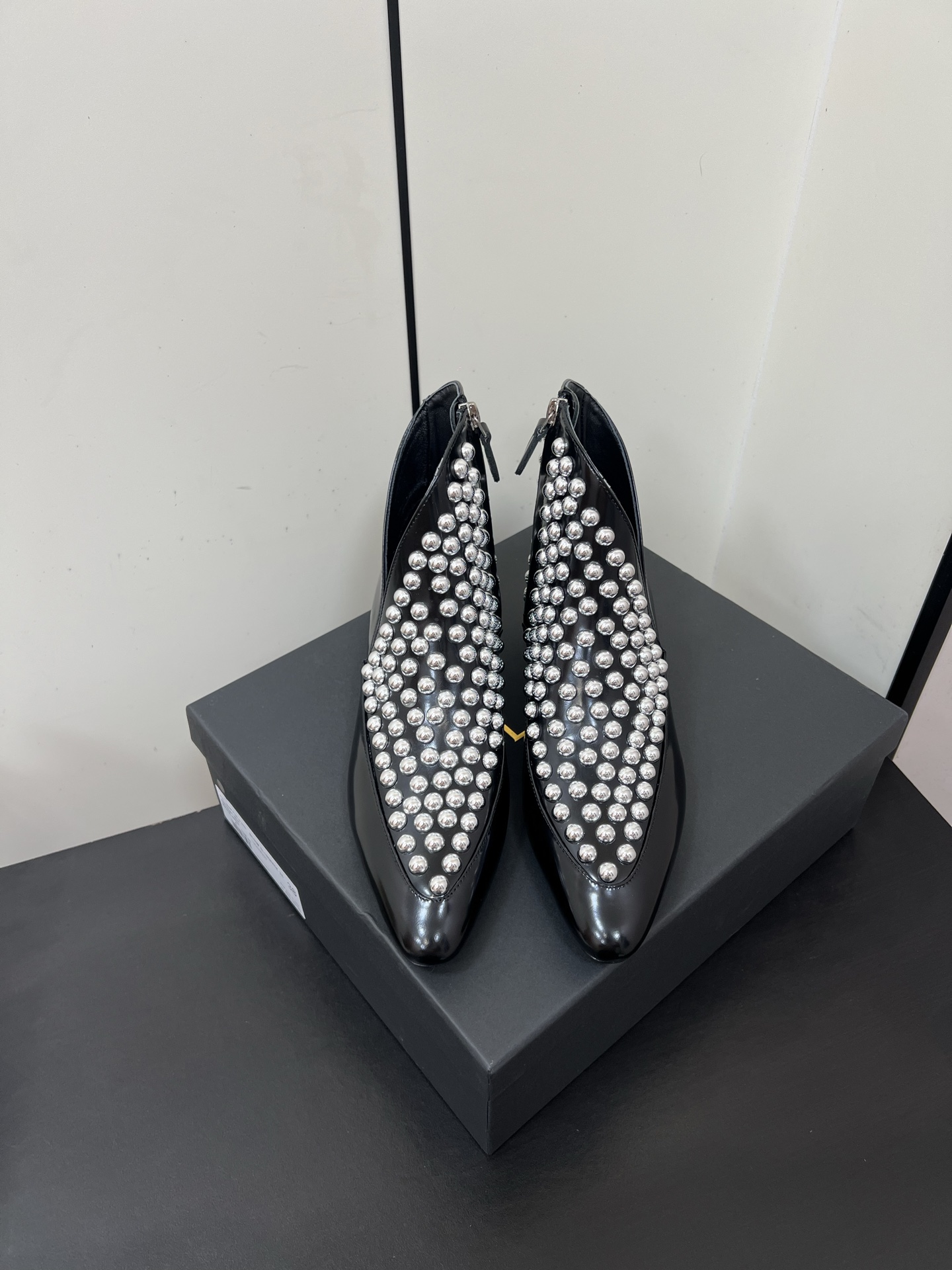 NO:537042,The new ALAIA trendy rivet short boots cowhide round bead side zipper ankle boots adopts classic short boot style, with sharp toe in shape, smooth and sharp lines. This toe design not only lengthens the leg lines, but also adds a sense of fashion and aggressiveness, showing a unique personality style. The rivet design, unique visual effect, injects the overall shape with a rebellious and avant-garde feeling of rock and punk style. The style is just like its fashion, sexy and modern!  Full of girlish style, both modern and retro!  Very simple and elegant. Whether it is a skirt or jeans, it can be the finishing touch!  Cowhide upper, inner foot pad sheepskin, sole, Italian leather outsole, size 35-39 (40.41 custom made, non-return and exchange), boots, alaia, boots, skirts, jeans, cowhide, sheepskin, Leather soles19860909早秋新款ALAIA阿莱亚 时髦铆钉短靴牛皮圆珠侧拉链踝靴 采用了经典的短靴款式,鞋头为尖锐的形状,线条流畅且锐利,这种鞋头设计不仅能拉长腿部线条,还增添了时尚感与攻击性,展现出独特的个性风格. 铆钉设计,独特的视觉效果,为整体造型注入了摇滚、朋克风格的叛逆与前卫感. 风格一如其时装,性感而又摩登！满满的少女风 既摩登又复古的味道 ！非常的简约大气 不管是半身裙连衣裙还是牛仔裤 它都能成为点睛之笔！ 鞋面牛皮 内里垫脚羊皮 鞋底意大利真皮大底 码数35-39（40.41定做不退换）,靴子,alaia,boots,skirts,jeans,cowhide,sheepskin,Leather soles,Women's Shoes