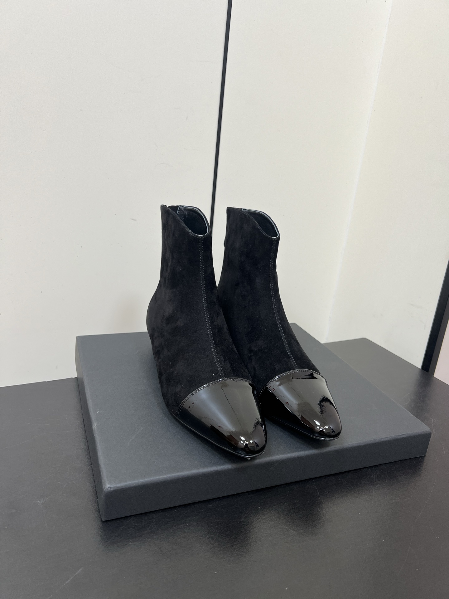 NO:537044,Alai' suede leather short boots with pointed toe ankle boots with rear zipper boots This pointed ankle boots, lengthens the leg line proportions; made of suede leather, easily creates a modern style. Long-lasting leg cheating tool - a slight high heel physically extends leg lines, black boots visually slimming legs and double buffs are stacked, making charming pictures for women, delicate uppers, sheep leather/cow patent leather, inner foot pad sheepskin, soles, Italian leather outsole, size 35-39 (40.41 custom made without return), boots, alaia, boots, sheepskin, sheep, Leather soles19860909早秋新款Alai'绒面皮短靴 尖头及踝靴后拉链短靴 该款尖头踝靴,拉长腿部线条比例; 绒面皮制成,轻松打造摩登型格.腿长作弊神器——心细高跟物理延长腿部线条黑色系靴筒视觉瘦腿双buff叠满 做魅力圖女人 鞋面细腻羊猄皮/牛漆皮 内里垫脚羊皮 鞋底意大利真皮大底 码数35-39（40.41定做不退换）,靴子,alaia,boots,sheepskin,sheep,Leather soles,Women's Shoes