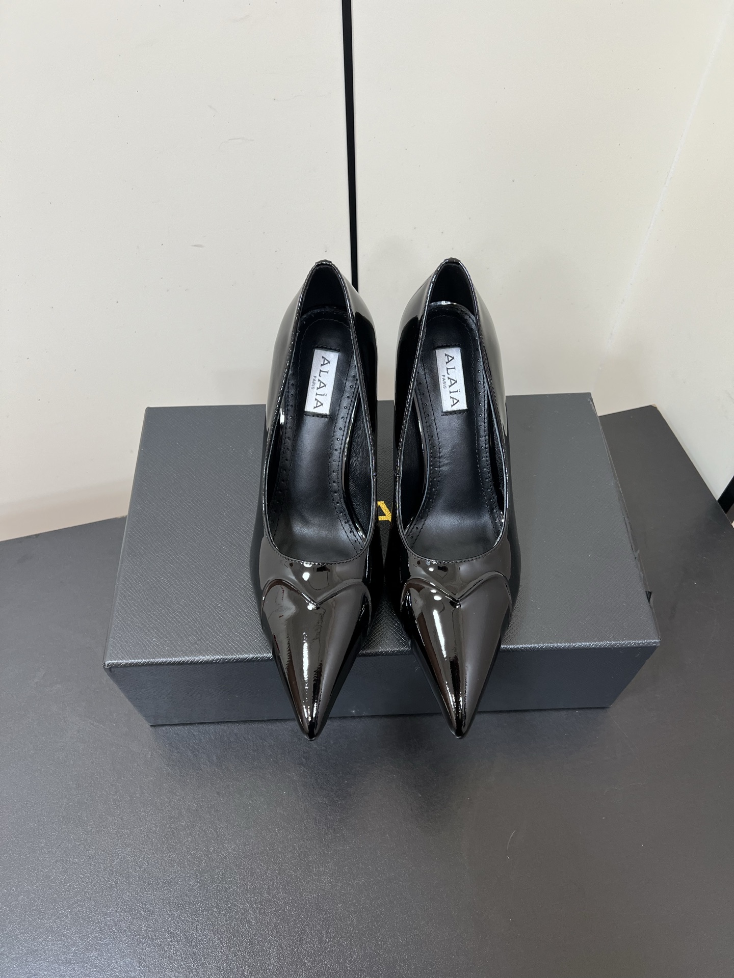 NO:537035,Alaia25ss early spring new style, pointed high heels that will make you excited when you wear it. The transparent design shows your legs long. The lovely high heels are simply alaia love high heels. The lovely design simply captures the girl's heart of every woman. The material looks taller and thinner. When you wear it, you feel like you are a runaway princess. It's very easy to wear and look good!  Favorite high heels of the year Material silk/paper leather Inner sheepskin Heel height 8.5cm Size: 35-39 (40 custom made without return or exchange), high heels single shoes, alaia, high heels, sheepskin, real silk19860909Alaia25ss早春新款 穿上就会心动的尖头高跟鞋 透明设计超显腿长 alaia爱心高跟鞋 爱心的设计简直就是会俘获每个女人的少女心 材质显高显细 穿上就觉得自己是在逃公主 特别好穿好好看！年度最爱的高跟鞋 材质真丝/漆皮 内里羊皮 跟高8.5cm 码数:35-39（40定制不退换）,高跟鞋单鞋,alaia,high heels,sheepskin,real silk,Women's Shoes