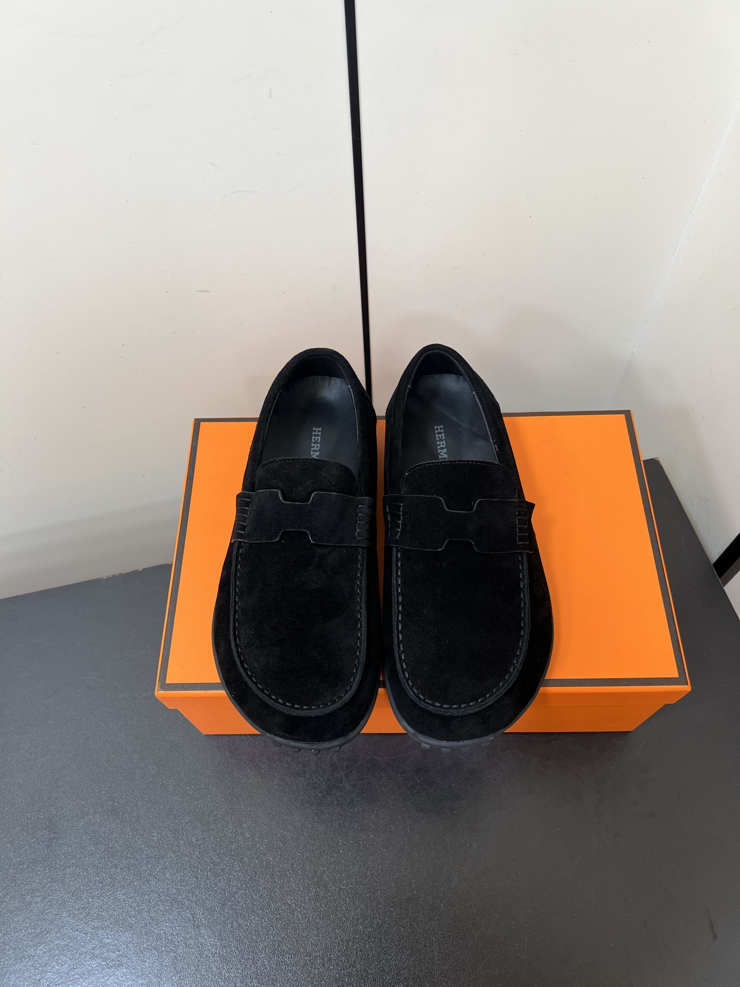 NO:559728,Hermes Hermès H Home Lazy Series Loafers Original Purchase, Development and Production This Lazy Loafer is a suede calfskin loafer with classic 'H' upper details and sole decorated with Medor rivets. Suitable for summer wear, creating a leisurely style. The delivery counter is beautifully packaged. The fabric is original custom suede. The lining is imported soft sheepskin. The sole is original open-molded anti-slip rubber sole. The sole is 2CM thick.  Size: Women's 35-40 (40 customized, non-returnable), loafers, hermes, hermes, loafers, cowhide, sheepskin, chamois leather19860909Hermes爱马仕H家 Lazy系列 乐福鞋 原版购入开发 做货 这款Lazy乐福鞋 麂皮小牛皮乐福鞋,经典“H”型鞋面细节,鞋底饰有Medor铆钉.适合夏日穿着,打造悠闲风格 配送专柜精美包装 面料原版定制反绒皮 内里进口柔软羊皮 鞋底原版开模防滑橡胶底 底厚2CM Size:女款35-40（40定制不退换）,乐福鞋,hermes,hermes,loafers,cowhide,sheepskin,chamois leather,Women's Shoes