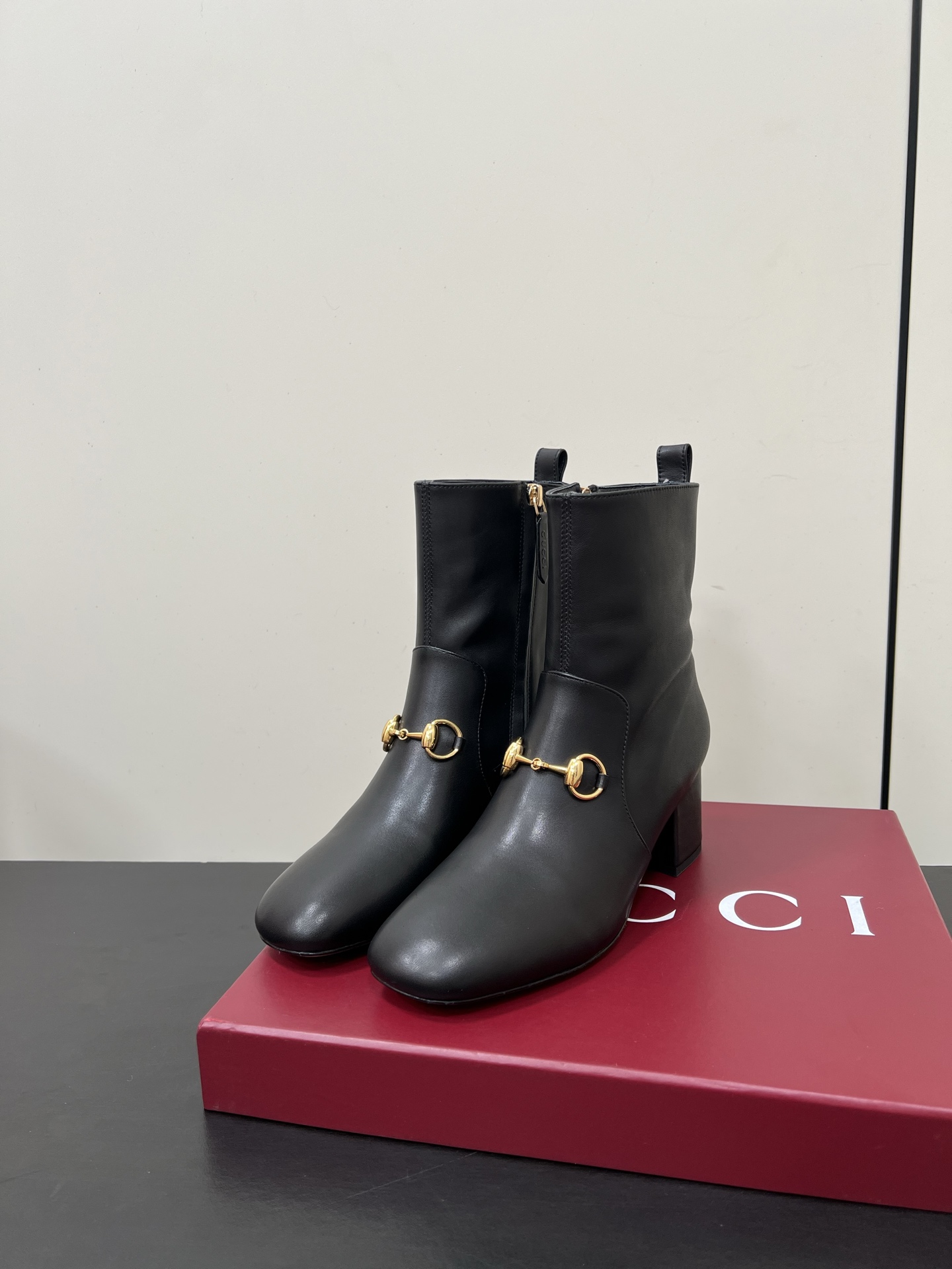 NO:559996,Gucci Gucci 25ss new autumn and winter classic horsebit short boots, purchase level, comfortable and versatile, the main series is finally available, the products are worth looking forward to!  The original classic creates a new design with a high-end feel!  A favorite among bloggers at home and abroad, it is retro and fashionable, easy to wear and looks great on your feet!  Upper layer of cowhide, lining of sheepskin, leather outsole, size 35-39 (40.41.42 custom made, non-returnable, non-exchangeable), boots, gucci, gucci, boots, cowhide, sheepskin, Leather soles19860909Gucci古驰25ss秋冬新品经典马衔扣短靴 代购级别 舒适百搭 主打系列终于面世,狠货值得期待！原有的经典创造新设计 高级感十足！国内外博主刷爆的一款,复古又时髦 穿搭简便 上脚美炸了！ 鞋面头层牛皮 内里羊皮 大底真皮大底 码数35-39（40.41.42定做不退不换）,靴子,gucci,gucci,boots,cowhide,sheepskin,Leather soles,Women's Shoes