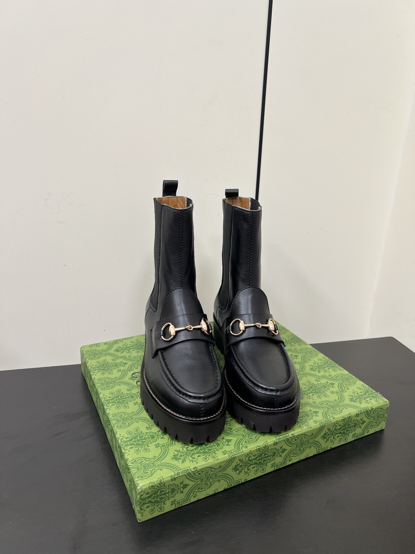 NO:559999,Gucci Gucci 25ss new autumn and winter classic horsebit short boots, purchase level, comfortable and versatile, the main series is finally available, the products are worth looking forward to!  The original classic creates a new design with a high-end feel!  A favorite among bloggers at home and abroad, it is retro and fashionable, easy to wear and looks great on your feet!  Upper sheepskin/cow suede, lining sheepskin, original outsole, size 35-39 (40.41.42 customized, non-returnable, non-exchangeable), boots, gucci, gucci, boots, sheepskin19860909Gucci古驰25ss秋冬新品经典马衔扣短靴 代购级别 舒适百搭 主打系列终于面世,狠货值得期待！原有的经典创造新设计 高级感十足！国内外博主刷爆的一款,复古又时髦 穿搭简便 上脚美炸了！ 鞋面羊皮/牛反绒 内里羊皮 大底原版大底 码数35-39（40.41.42定做不退不换）,靴子,gucci,gucci,boots,sheepskin,Women's Shoes