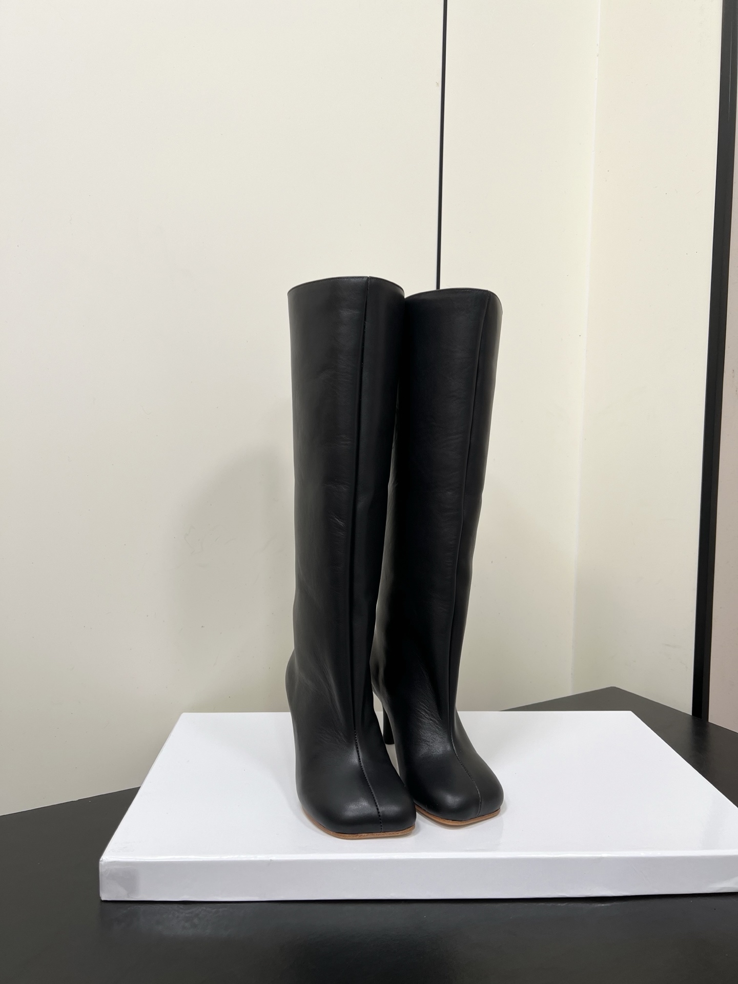 NO:560002,Maison Margiela 2025 Autumn and Winter Apple Toe High Boots Cute and adorable MM6 apple toe short boots. Very simple and versatile. Really good-looking, comfortable, fashionable and must-have item!  Original customized cowhide fabric, water-dyed cowhide lining/foot pads, standard ZP leather outsole Size: 35-39 (40.41 custom-made, non-refundable), boots, masion margiela, boots, cowhide, Leather soles19860909Maison Margiela 2025秋冬苹果头高筒长靴 可可爱爱 MM6苹果头短靴 非常的简约百搭 上脚真的好看舒适时髦精必备绝绝子单品！ 原版定制牛皮面料 水染牛皮内里/垫脚 对标ZP真皮大底 Size: 35-39（40.41定做不退换）,靴子,masion margiela,boots,cowhide,Leather soles,Women's Shoes