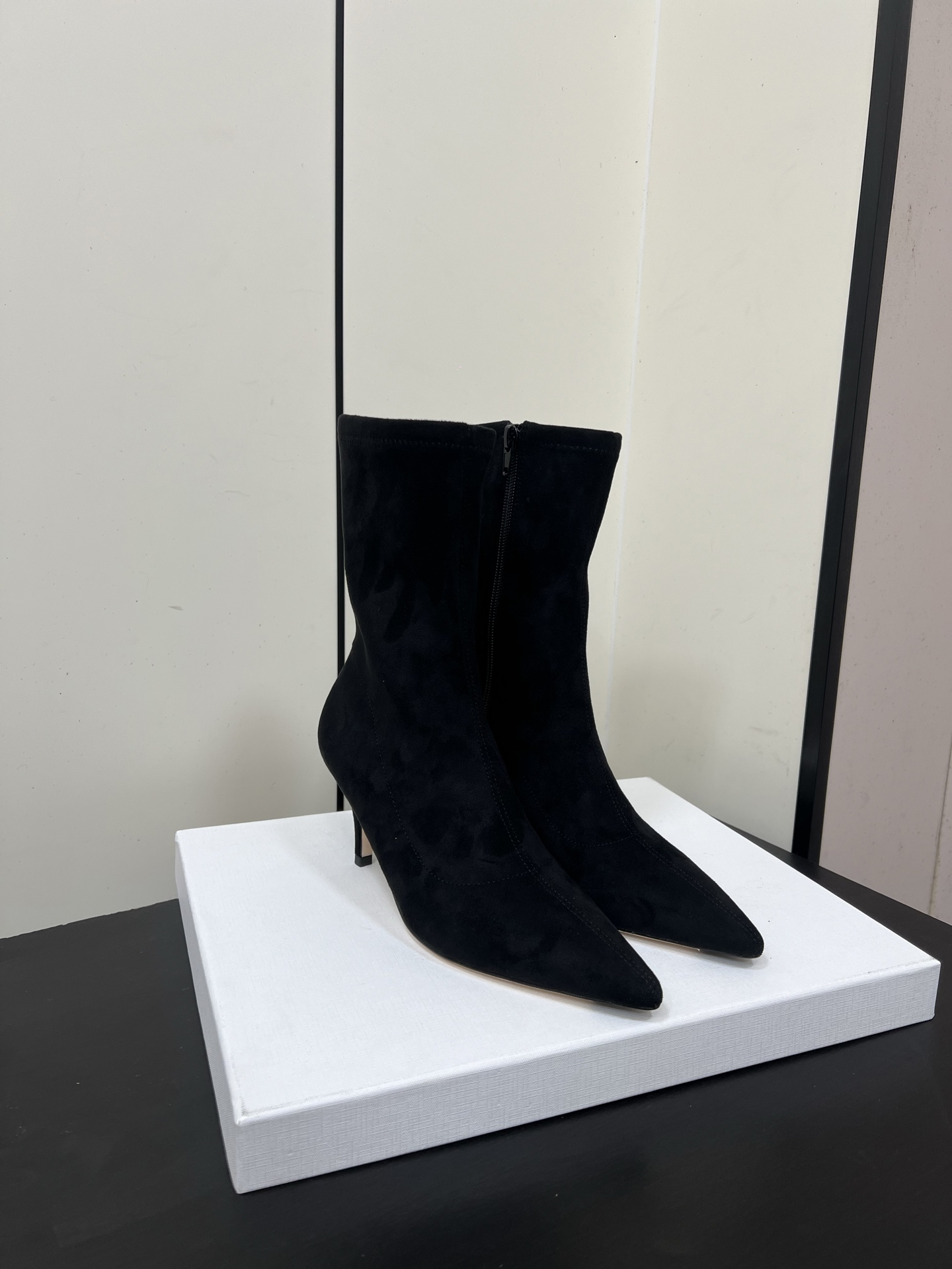 NO:560001,Therow's new high-heeled elastic boots and slim short boots are made of suede-like material with delicate texture. The boots are slim-fitting and short-barreled, with zippers on the sides for easy putting on and taking off, and fit the ankle line well. The toe is pointed, adding a sense of sophistication; paired with a stiletto heel design, it enhances the overall elegance and feminine charm.  It can be paired with black tights or leather skirts and a suit jacket on the upper body to create a smart workplace style; it can also be paired with a black velvet dress to show a retro and elegant dinner style. Upper sheepskin stretch velvet Lining sheepskin outsole Genuine leather outsole size 35-40 (40 customized non-returnable), boots, boots, skirts, jackets & coats, business suit, sheepskin, sheep, chamois   leather,leather soles19860909Therow新款高跟弹力靴瘦瘦短靴 采用类似麂皮的材质,质感细腻.靴型是修身的短筒设计,侧边有拉链,方便穿脱,能很好地贴合脚踝线条.鞋头为尖头造型,增添了精致感；搭配细跟设计,提升了整体的优雅度与女性魅力. 可搭配黑色紧身裤或皮质半裙,上身搭配西装外套,打造干练的职场风；也能与黑色丝绒连衣裙搭配,展现复古优雅的晚宴风格. 鞋面羊猄弹力绒 内里羊皮 大底真皮大底 size35-40（40定制不退换）,靴子,boots,skirts,jackets & coats,business suit,sheepskin,sheep,chamois leather,Leather soles,Women's Shoes