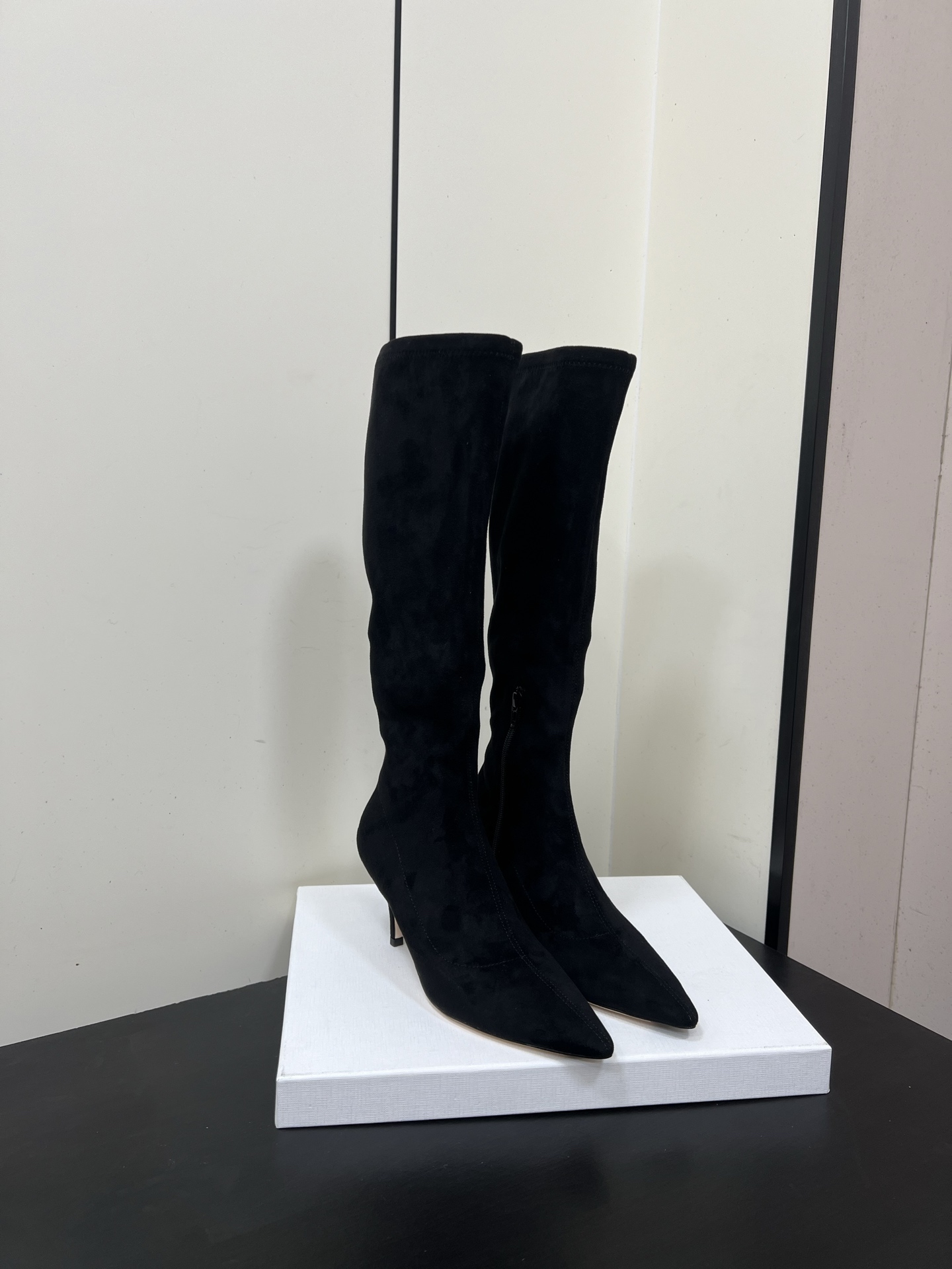 NO:560004,Therow's new high-heeled elastic boots are made of a suede-like material with a delicate texture. The boots are slim and short-legged, with zippers on the sides for easy putting on and taking off, and fit the ankle line well. The toe is pointed, adding a sense of sophistication; paired with a stiletto heel, it enhances the overall elegance and feminine charm.  It can be paired with black tights or leather skirts and a suit jacket on the upper body to create a smart workplace style; it can also be paired with a black velvet dress to show a retro and elegant dinner style. Upper sheepskin stretch velvet Lining sheepskin outsole Genuine leather outsole size 35-40 (40 customized non-returnable), boots, boots, skirts, jackets & coats, business suit, sheepskin, sheep, chamois   leather,leather soles19860909Therow新款高跟弹力靴瘦瘦高筒靴 采用类似麂皮的材质,质感细腻.靴型是修身的短筒设计,侧边有拉链,方便穿脱,能很好地贴合脚踝线条.鞋头为尖头造型,增添了精致感；搭配细跟设计,提升了整体的优雅度与女性魅力. 可搭配黑色紧身裤或皮质半裙,上身搭配西装外套,打造干练的职场风；也能与黑色丝绒连衣裙搭配,展现复古优雅的晚宴风格. 鞋面羊猄弹力绒 内里羊皮 大底真皮大底 size35-40（40定制不退换）,靴子,boots,skirts,jackets & coats,business suit,sheepskin,sheep,chamois leather,Leather soles,Women's Shoes