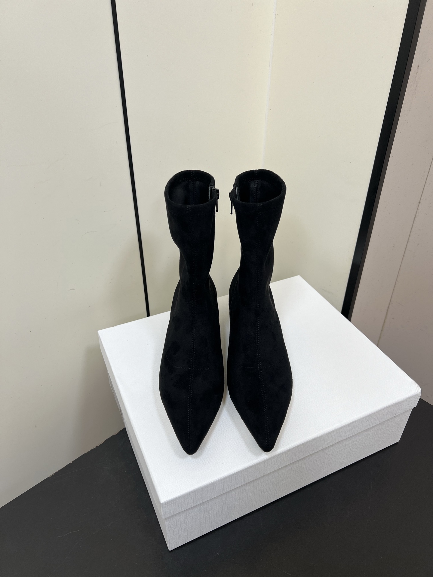 NO:560006,Therow's new high-heeled elastic boots and slim short boots are made of suede-like material with delicate texture. The boots are slim-fitting and short-barreled, with zippers on the sides for easy putting on and taking off, and fit the ankle line well. The toe is pointed, adding a sense of sophistication; paired with a stiletto heel design, it enhances the overall elegance and feminine charm.  It can be paired with black tights or leather skirts and a suit jacket on the upper body to create a smart workplace style; it can also be paired with a black velvet dress to show a retro and elegant dinner style. Upper sheepskin stretch velvet Lining sheepskin outsole Genuine leather outsole size 35-40 (40 customized non-returnable), boots, boots, skirts, jackets & coats, business suit, sheepskin, sheep, chamois   leather,leather soles19860909Therow新款高跟弹力靴瘦瘦短靴 采用类似麂皮的材质,质感细腻.靴型是修身的短筒设计,侧边有拉链,方便穿脱,能很好地贴合脚踝线条.鞋头为尖头造型,增添了精致感；搭配细跟设计,提升了整体的优雅度与女性魅力. 可搭配黑色紧身裤或皮质半裙,上身搭配西装外套,打造干练的职场风；也能与黑色丝绒连衣裙搭配,展现复古优雅的晚宴风格. 鞋面羊猄弹力绒 内里羊皮 大底真皮大底 size35-40（40定制不退换）,靴子,boots,skirts,jackets & coats,business suit,sheepskin,sheep,chamois leather,Leather soles,Women's Shoes