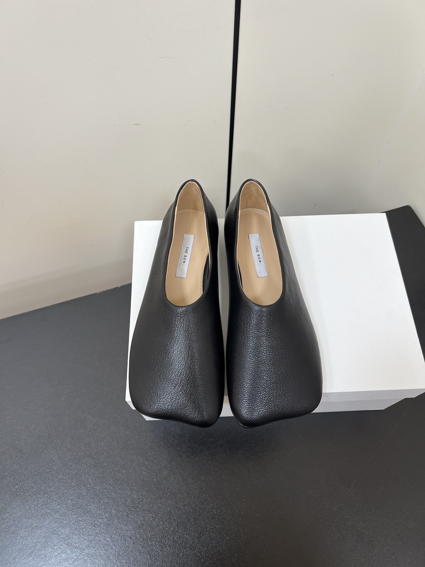 NO:559995,Therow fw25 new arrival~ Small head shape, very cute. The material of crystal sheepskin gives it a better texture. It has a good sense of style, and the little tune is dēé. Size 35-41 (40.41 customized, non-refundable), loafers, loafers, sheepskin19860909Therow fw25 new arrival～ 小头型 怪可爱 水晶羊皮的材质,赋予其更佳质感 造型感不错,小调行dēé 一下起来了 size 35-41（40.41定制不退换）,乐福鞋,loafers,sheepskin,Women's Shoes