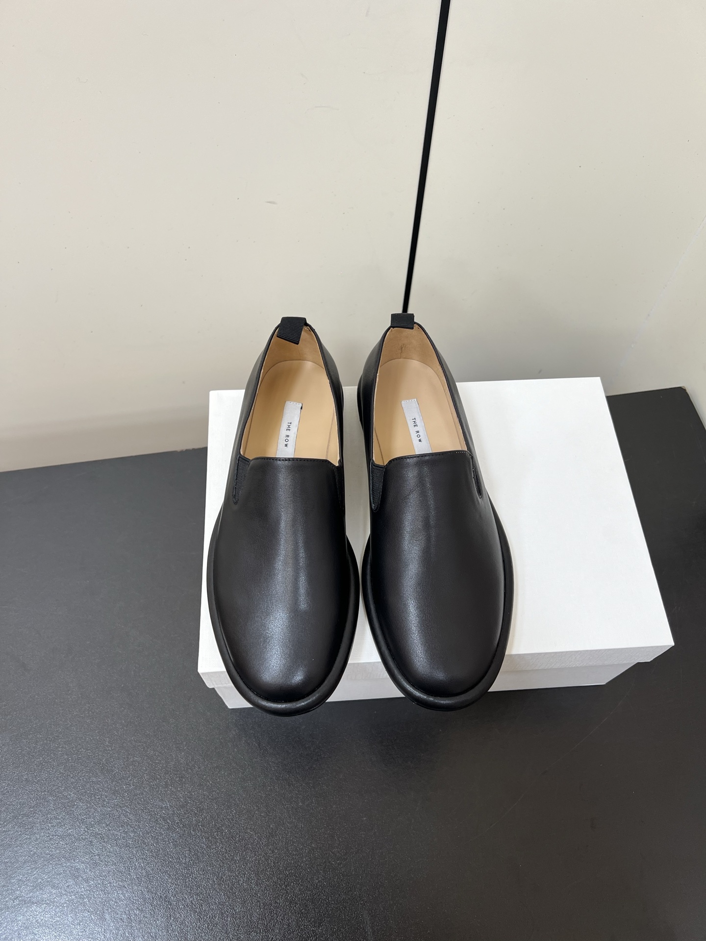 NO:559998,TheRow fw25 new arrival～ tr 25 new autumn and winter loafers, simple and elegant, unique sole edge, very good-looking, lambskin material, soft, delicate and comfortable, size 35-41 (40.41 customized, non-refundable), loafers, loafers, sheepskin19860909TheRow fw25 new arrival～ tr 25秋冬乐福鞋新款 简约大方,别致的鞋底边边,挺好看 小羊皮材质,柔软细腻舒适 size 35-41（40.41定制不退换）,乐福鞋,loafers,sheepskin,Women's Shoes