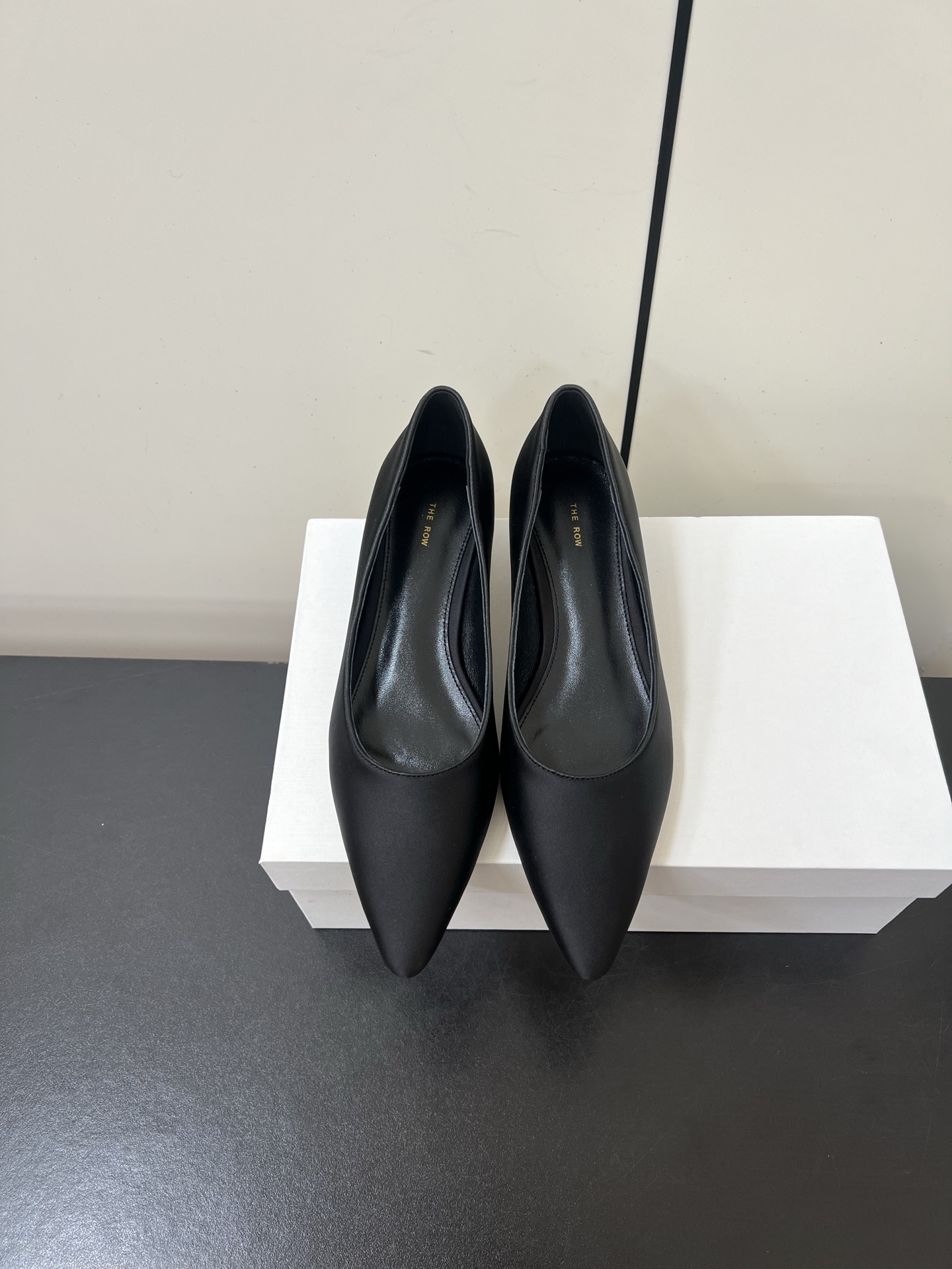 NO:559991,The row French retro simple style pointed-toe grandma cat-heeled shoes!  The queen of retro temperament. The entire shoe shape is simple and elegant, very clean and easy to match!  It can also be easily used for daily wear, dates and parties, etc.!  Wearing it makes your feet look slimmer and visually lengthens your legs!  Anyone who sees this texture will shout YYDS! It exudes a sense of nobility from the inside out ~ full of luster!  Plus it’s comfortable and durable!  It is light and comfortable to wear, and your feet are not tired at all when walking!  It can be used for daily commuting, shopping, etc.!  The upper is made of silk, the lining is sheepskin, and the injection-molded leather outsole is imported from Italy. Heel height: 3.5cm. Size: 35-40 (custom order of 40 is non-refundable). Comes with original packaging, single shoes, sheepskin, and Leather soles.19860909The row法式复古简易风尖头奶奶猫跟单鞋 ！ 复古气质女王 整个鞋型简约大气,很干净利落又好搭配！日常穿搭、约会聚会等也能轻松驾驭！ 穿上很显脚瘦,又在视觉上拉腿长！这质感,任谁看了都高呼YYDS!由内到外散发着贵气感~光泽感拉满！而且舒适又耐穿！穿着轻便舒服,走路完全不累脚！日常通勤、逛街等统统都能hold得住！ 鞋面采用丝绸 内里垫脚羊皮 意大利进口注塑真皮大底 跟高:3.5cm 码数:35-40（40定做不退换） 配原版包装,单鞋,sheepskin,Leather soles,Women's Shoes