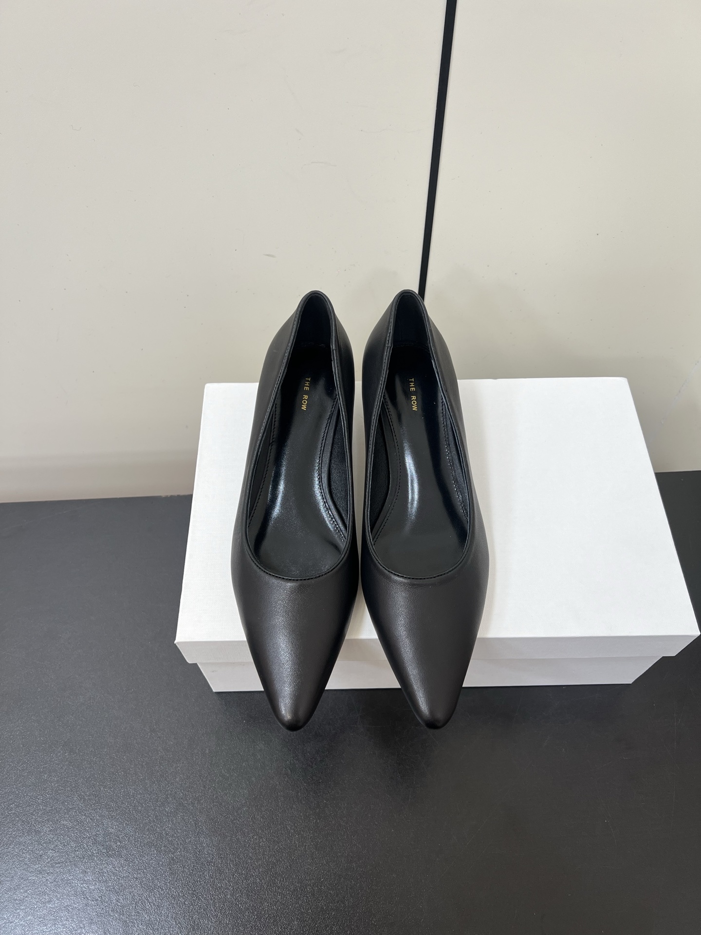 NO:559992,The row French retro simple style pointed-toe grandma cat-heeled shoes!  The queen of retro temperament. The entire shoe shape is simple and elegant, very clean and easy to match!  It can also be easily used for daily wear, dates and parties, etc.!  Wearing it makes your feet look slimmer and visually lengthens your legs!  Anyone who sees this texture will shout YYDS! It exudes a sense of nobility from the inside out ~ full of luster!  Plus it’s comfortable and durable!  It is light and comfortable to wear, and your feet are not tired at all when walking!  It can be used for daily commuting, shopping, etc.!  The upper is made of first-layer cowhide/open-edge beaded cowhide, the lining is sheepskin, and the injection-molded leather outsole imported from Italy Heel height: 3.5cm Size: 35-40 (customized in 40 pieces, non-returnable) Comes with original packaging, single shoes, cowhide, sheepskin, Leather soles19860909The row法式复古简易风尖头奶奶猫跟单鞋 ！ 复古气质女王 整个鞋型简约大气,很干净利落又好搭配！日常穿搭、约会聚会等也能轻松驾驭！ 穿上很显脚瘦,又在视觉上拉腿长！这质感,任谁看了都高呼YYDS!由内到外散发着贵气感~光泽感拉满！而且舒适又耐穿！穿着轻便舒服,走路完全不累脚！日常通勤、逛街等统统都能hold得住！ 鞋面采用头层牛皮/开边珠牛皮 内里垫脚羊皮 意大利进口注塑真皮大底 跟高:3.5cm 码数:35-40（40定做不退换） 配原版包装,单鞋,cowhide,sheepskin,Leather soles,Women's Shoes