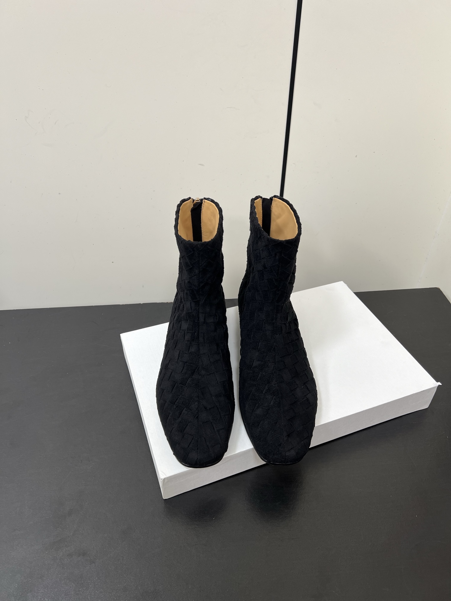 NO:559979,Therow's new short boots are simple and easy to wear. The suede material is full of autumn and winter atmosphere. Very light and comfortable, perfect for autumn and winter. Size 35-41 (40.41 customized, non-refundable), boots, boots, chamois leather19860909Therow 短靴新品 简约好穿呀,麂皮材质秋冬氛围感拉满 很轻盈舒适的,秋冬搭配绝 size 35-41（40.41定制不退换）,靴子,boots,chamois leather,Women's Shoes